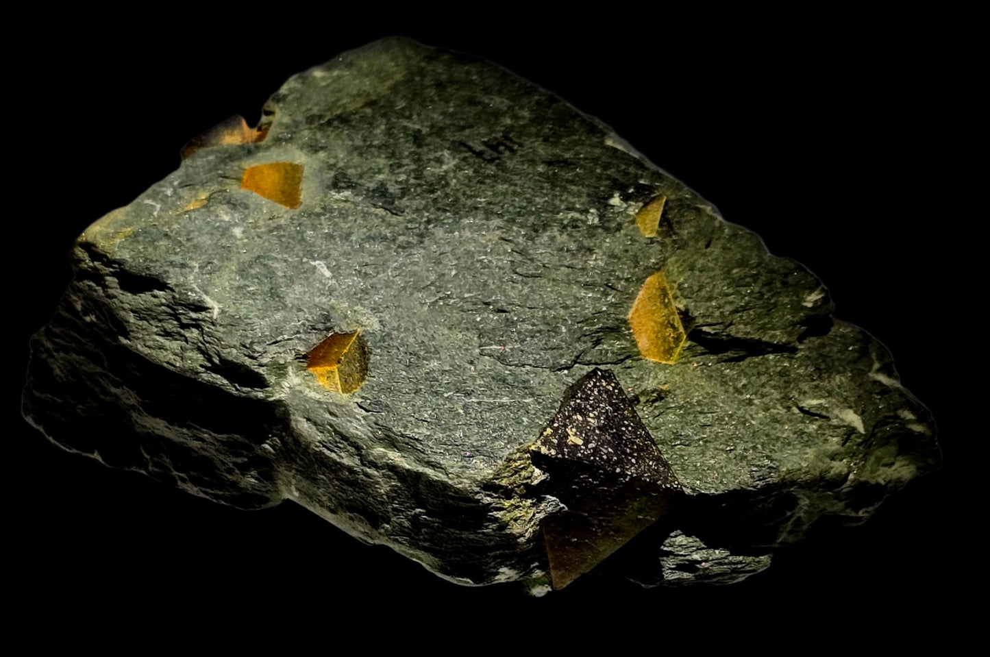 MAGNETITE (cabinet)
