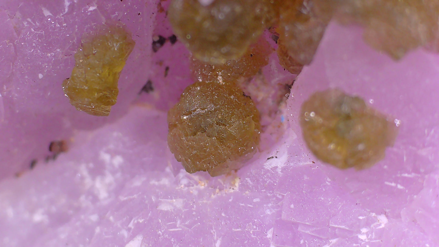 ZANAZZIITE, ROSE QUARTZ, ROSCHERITE (miniature)
