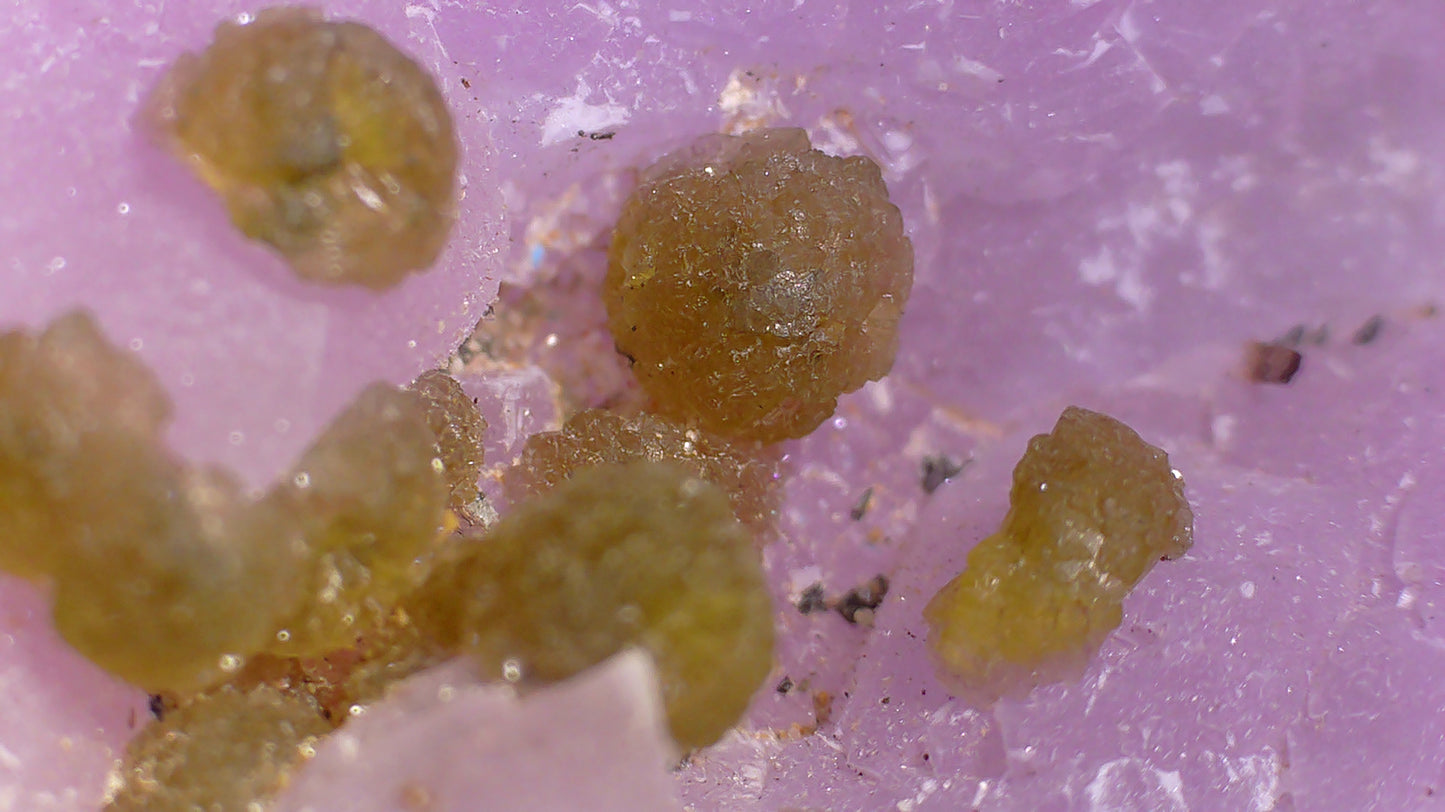 ZANAZZIITE, ROSE QUARTZ, ROSCHERITE (miniature)