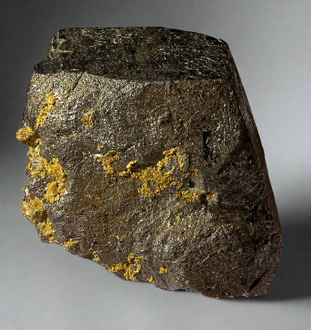 MAGNETITE (single crystal) WITH SOME ANDRADITE