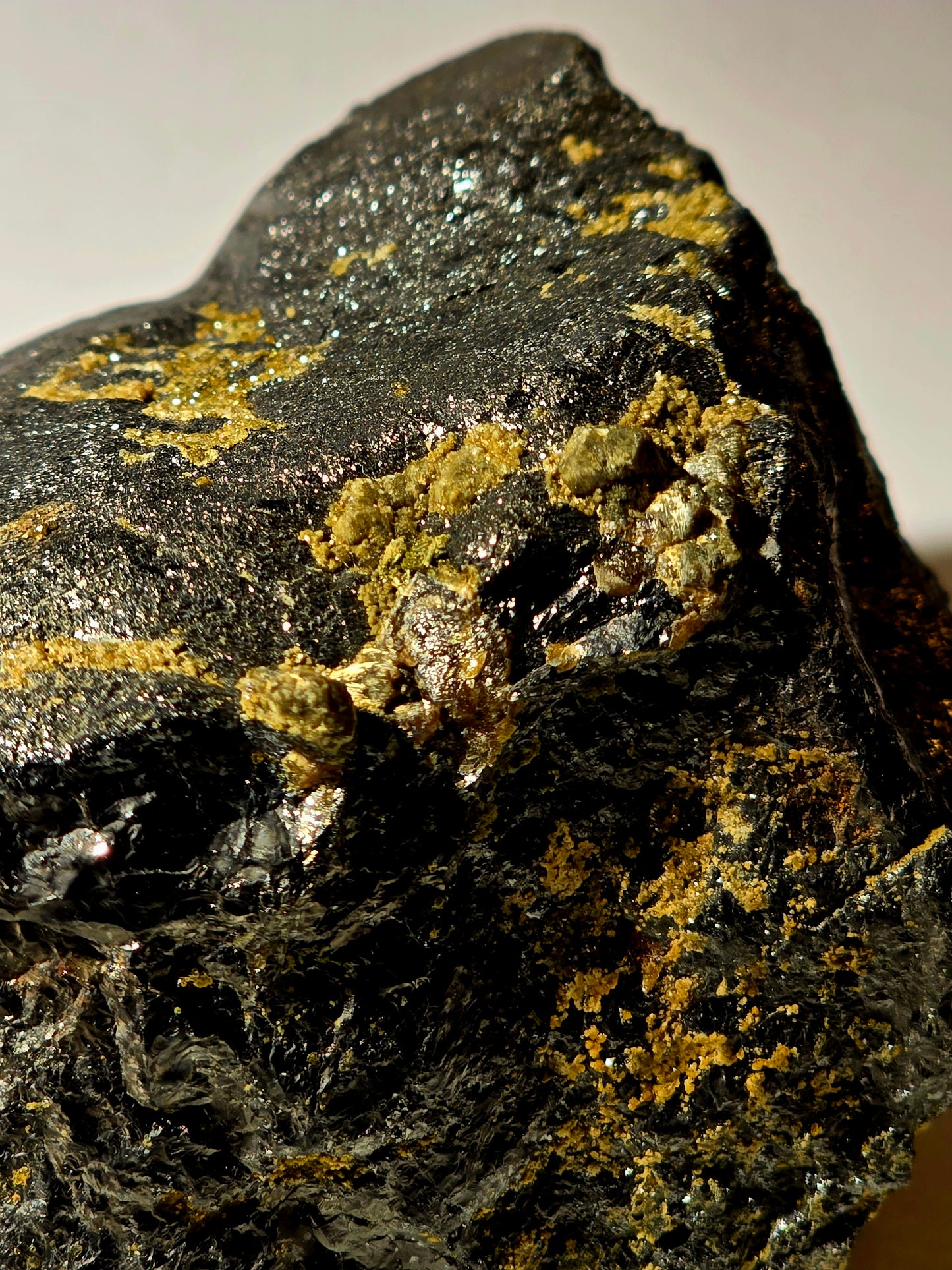 MAGNETITE (single crystal) WITH SOME ANDRADITE