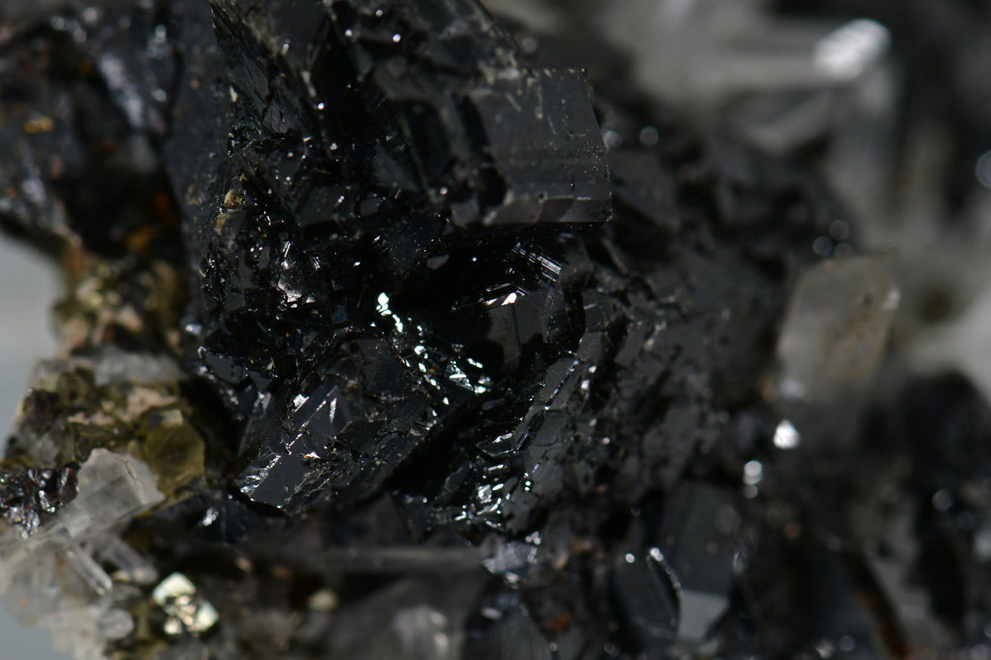 CHALCOPYRITE, QUARTZ, MANGANOCALCITE CABINET