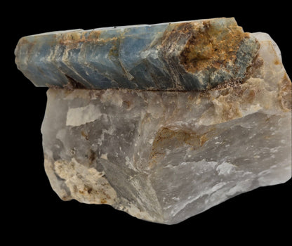 BERYL VAR AQUAMARINE on QUARTZ