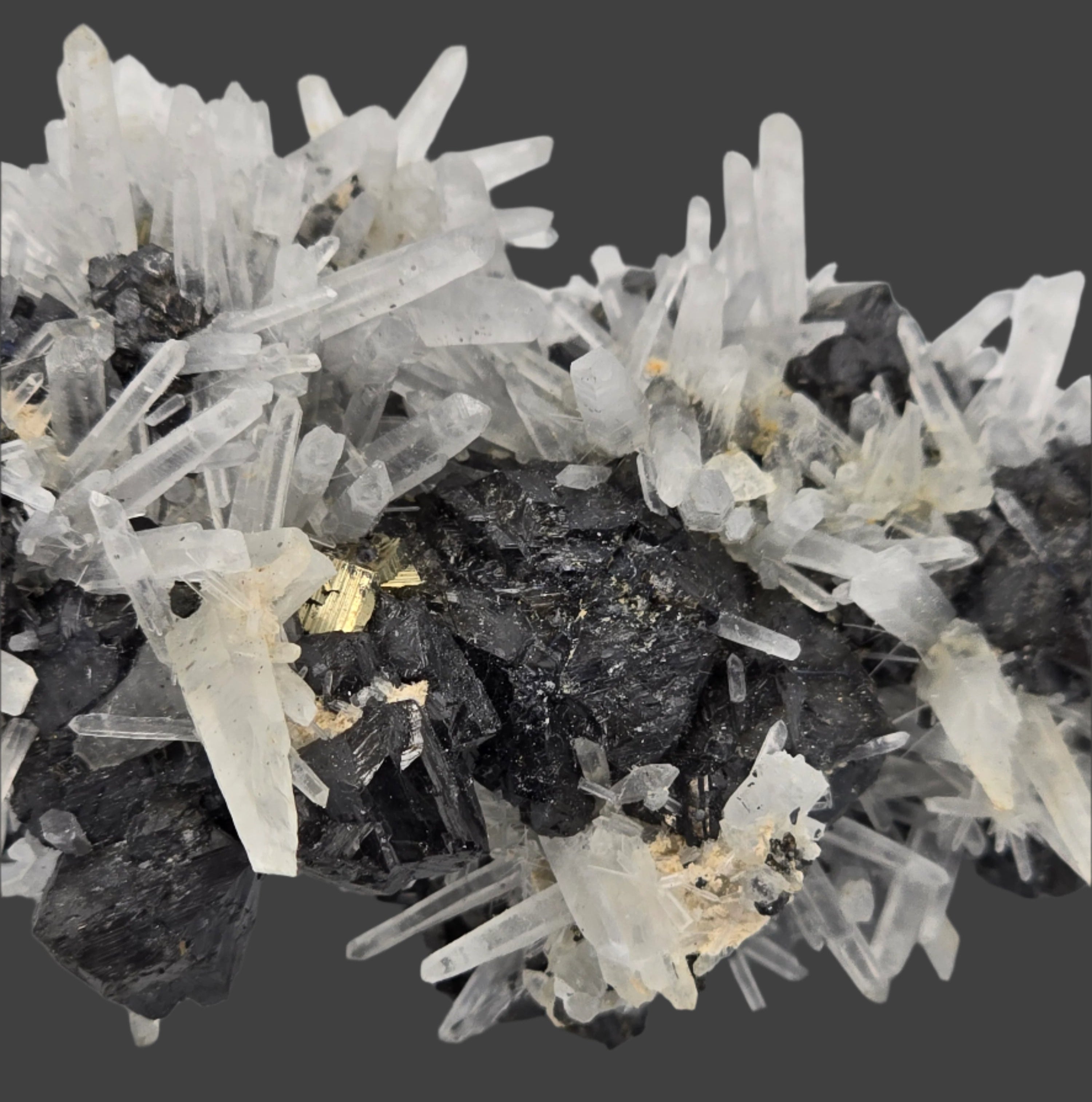 QUARTZ avec SPHALÉRITRE, CHALCOPYRITE, PYRITE et MANGANOCALCITE (cabinet)