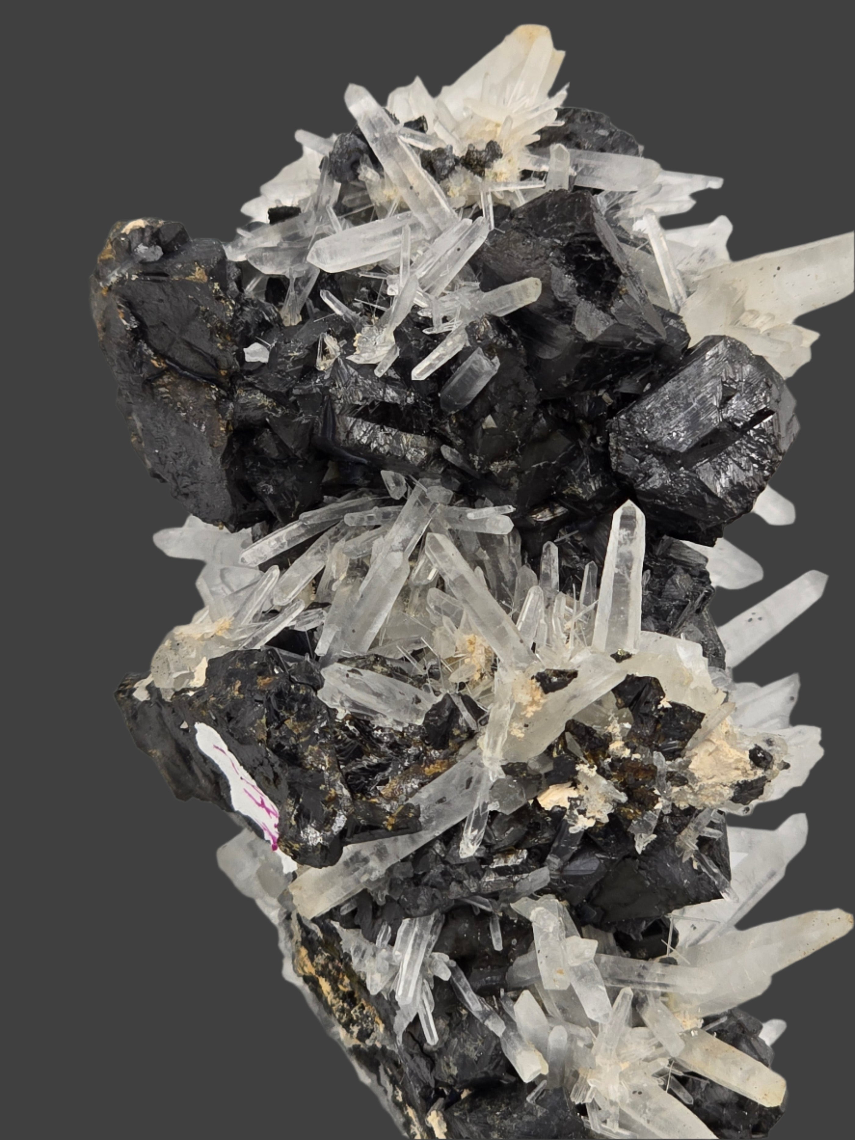 QUARTZ avec SPHALÉRITRE, CHALCOPYRITE, PYRITE et MANGANOCALCITE (cabinet)