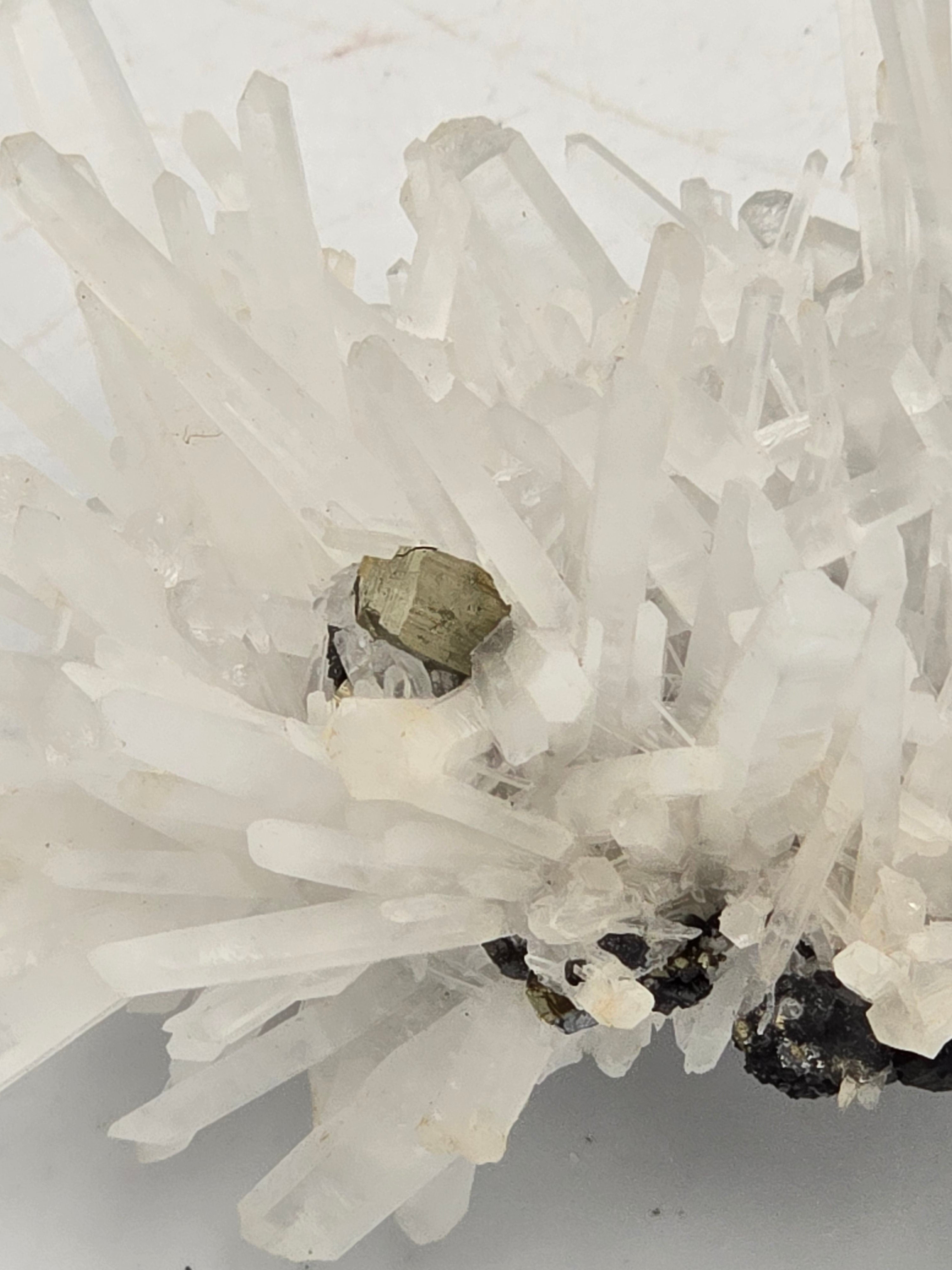 QUARTZ,  SPHALERITE AND PYRITE (cabinet)