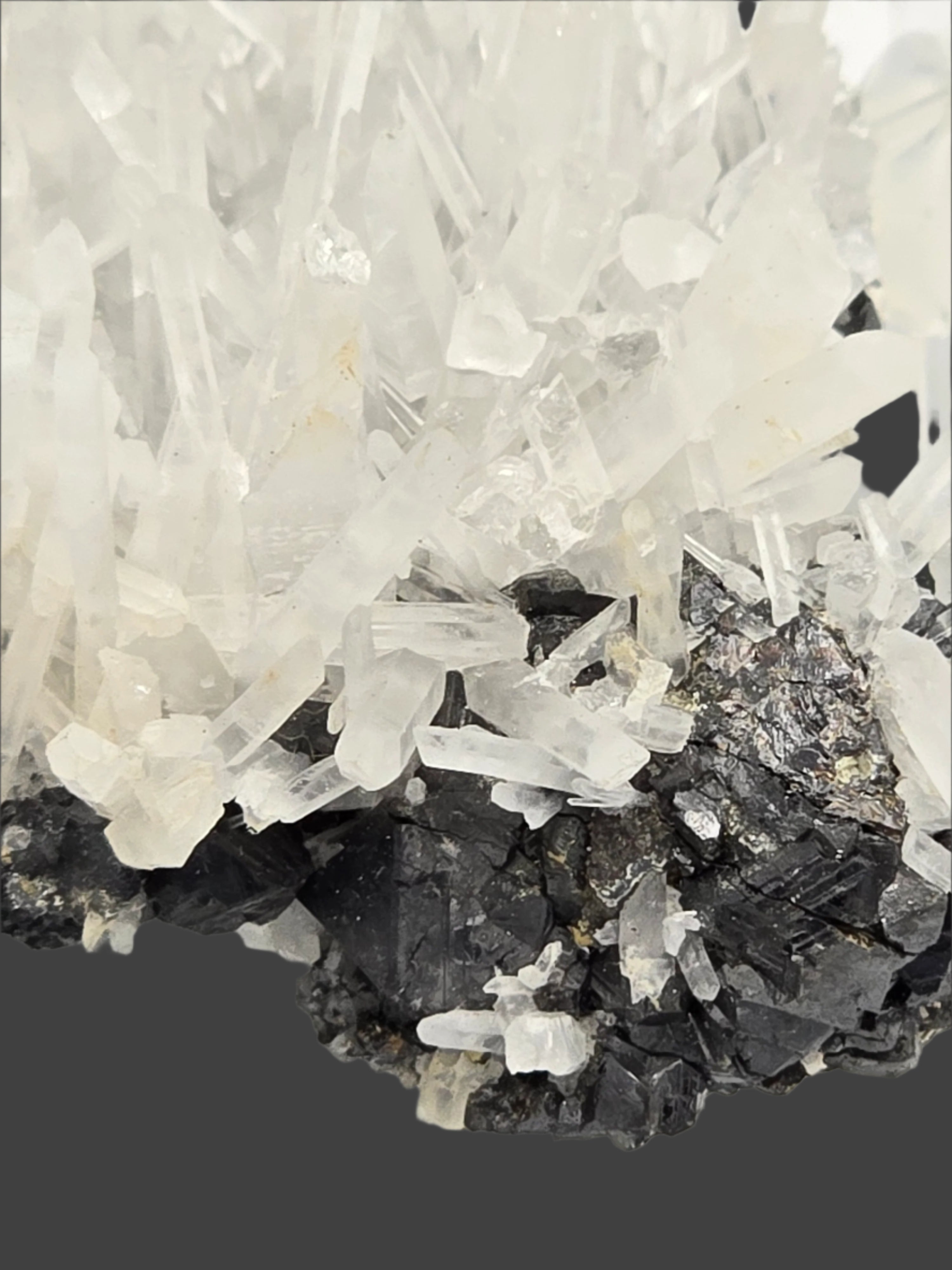 QUARTZ,  SPHALERITE AND PYRITE (cabinet)