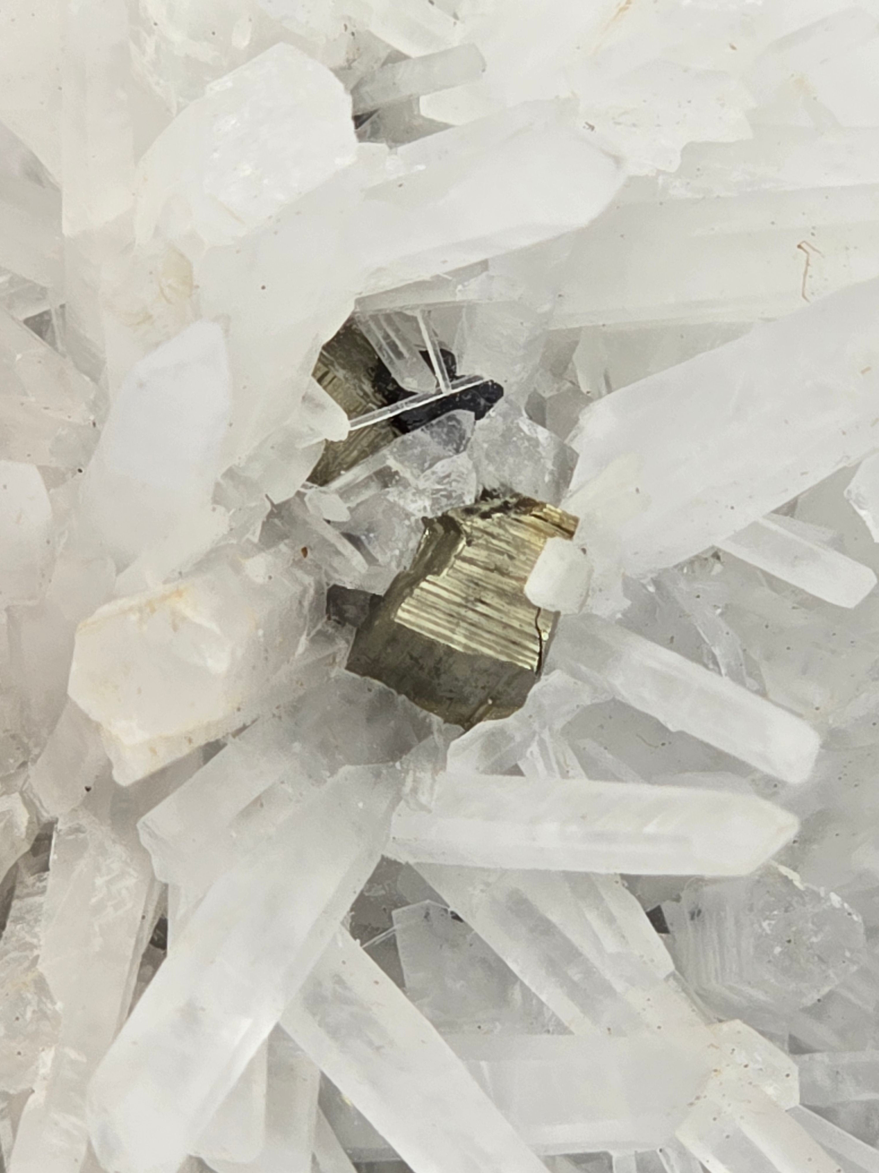 QUARTZ, SPHALERITE ET PYRITE, HUARON, SAN JOSE DE HUAYLLAY DISTR. CERRO DE PASCO, PÉROU (cabinet)