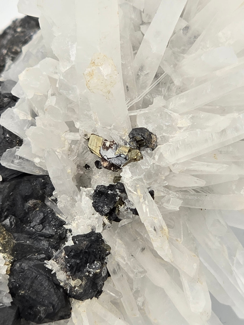 QUARTZ, SPHALERITE ET PYRITE, HUARON, SAN JOSE DE HUAYLLAY DISTR. CERRO DE PASCO, PÉROU (cabinet)