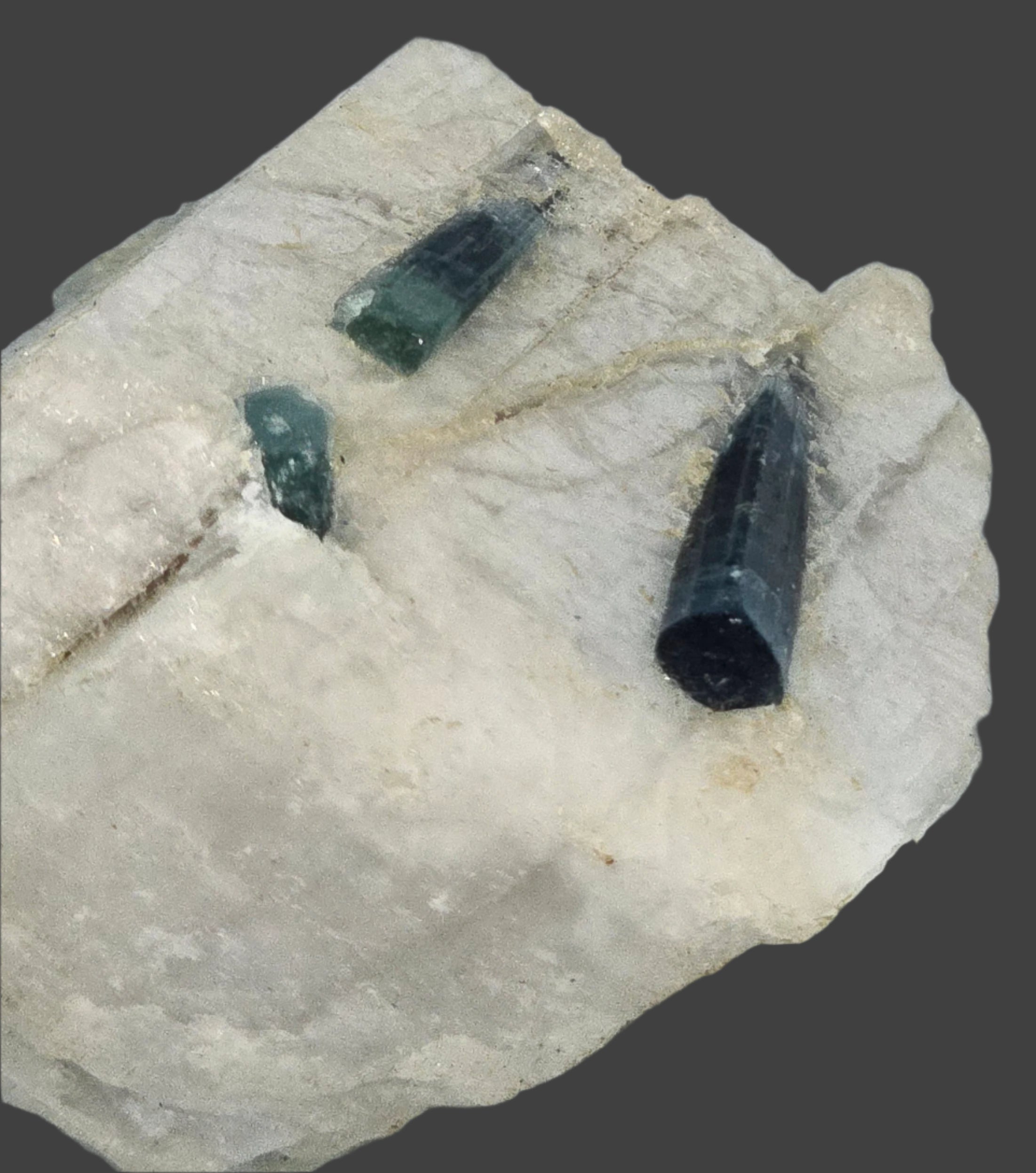 INDICOLITE (BLUE VARIETY OF ELBAITE) in QUARTZ