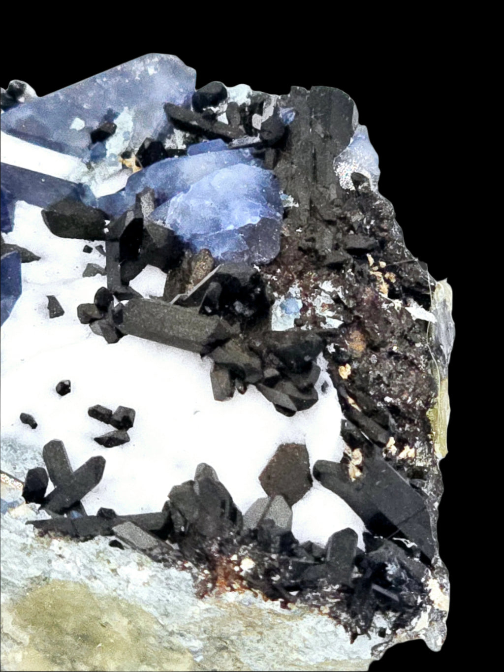 BENITOITE (BLUE), NEPTUNITE (BLACKISH RED), JOAQUINITE (BROWN) on NATROLITE (WHITE) (miniature)