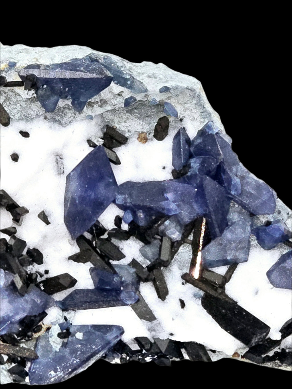 BENITOITE (BLUE), NEPTUNITE (BLACKISH RED), JOAQUINITE (BROWN) on NATROLITE (WHITE) (miniature)