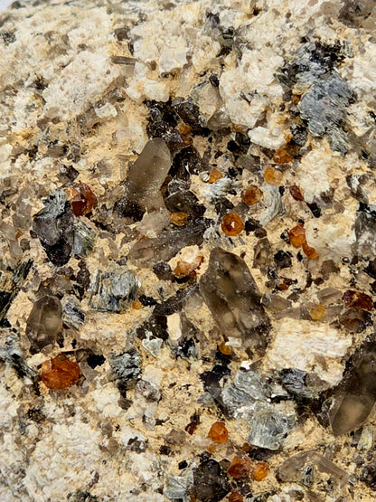 GROSSULAR GARNETS, QUARTZ, HEMATITE