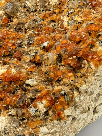 GROSSULAR GARNETS, QUARTZ, HEMATITE