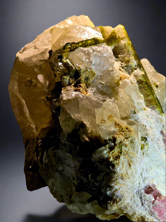 TOURMALINE (green en pink) on QUARTZ (cabinet)