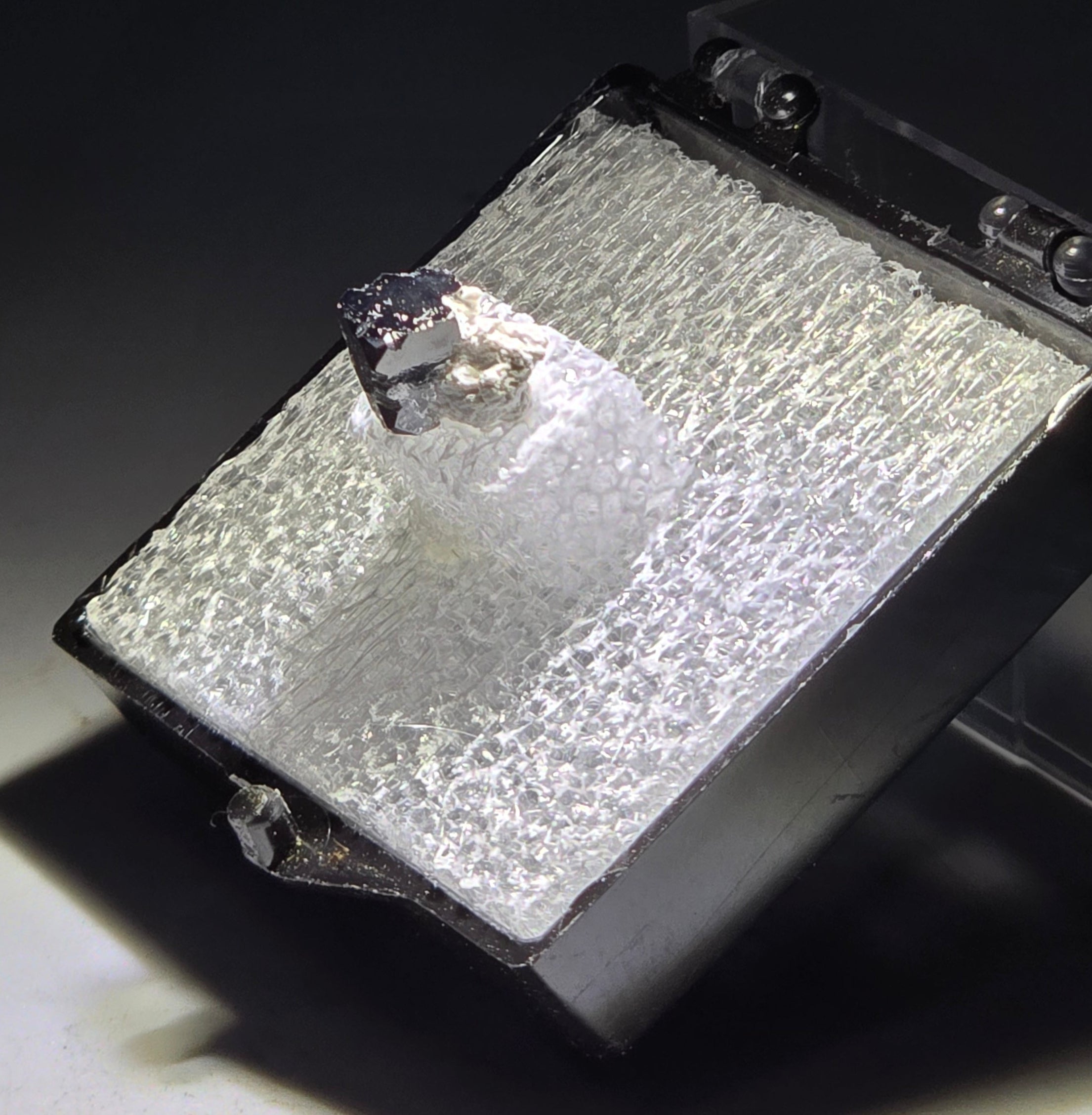 BIXBYITE (EUHEDRAL ISOMETRIC)