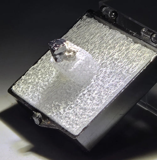 Hematite crystal on quartz matrix, mineral specimen for collectors