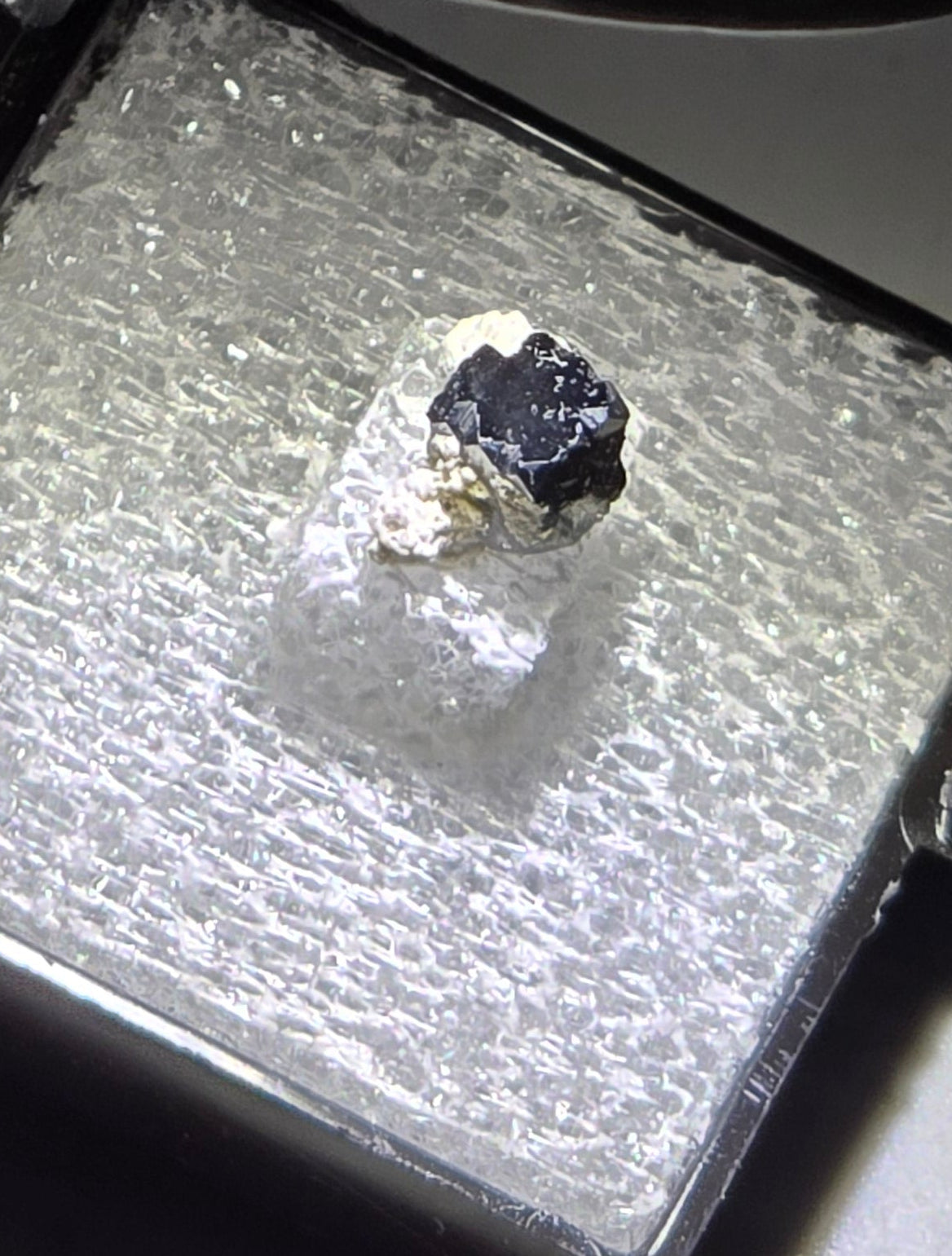 BIXBYITE (EUHEDRAL ISOMETRIC)