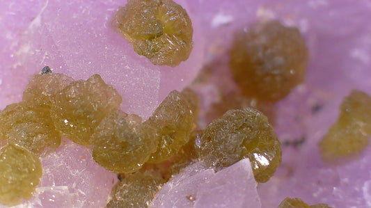 ZANAZZIITE, ROSE QUARTZ, ROSCHERITE (miniature)