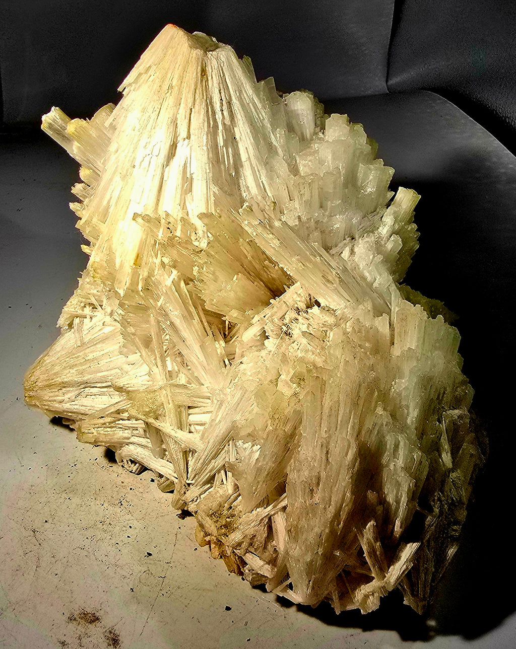 SCOLECITE (very large cabinet)