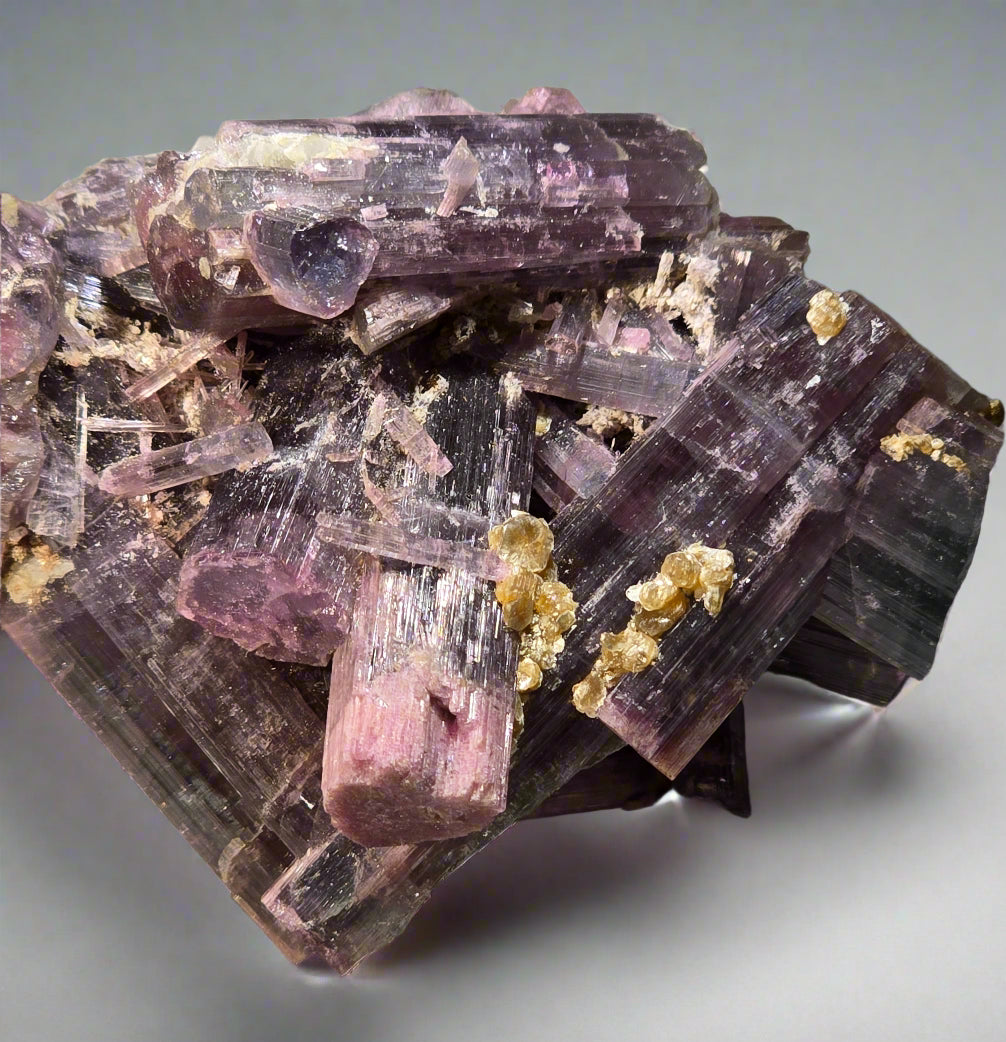 TOURMALINE avec MUSCOVITE (bicolore), district de Paprok Kamdesh, province de Nuristan, Afghanistan (petit cabinet)