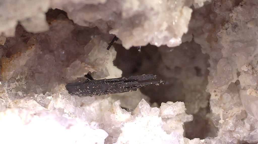 Pseudobrookite, chaîne de montagnes Thomas, comté de Juab, Utah, États-Unis (petite armoire). Consultez les photos au microscope.