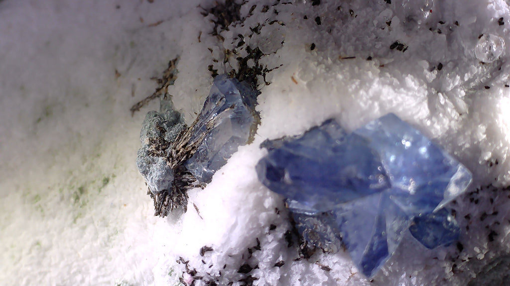 BENITOITE, NEPTUNITE, JOAQUINITE, JONESITE (?) ON NATROLITE with SERPENTINE