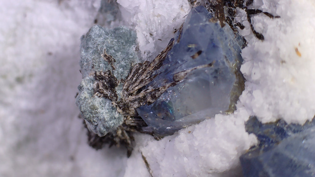 BENITOITE, NEPTUNITE, JOAQUINITE, JONESITE (?) ON NATROLITE with SERPENTINE