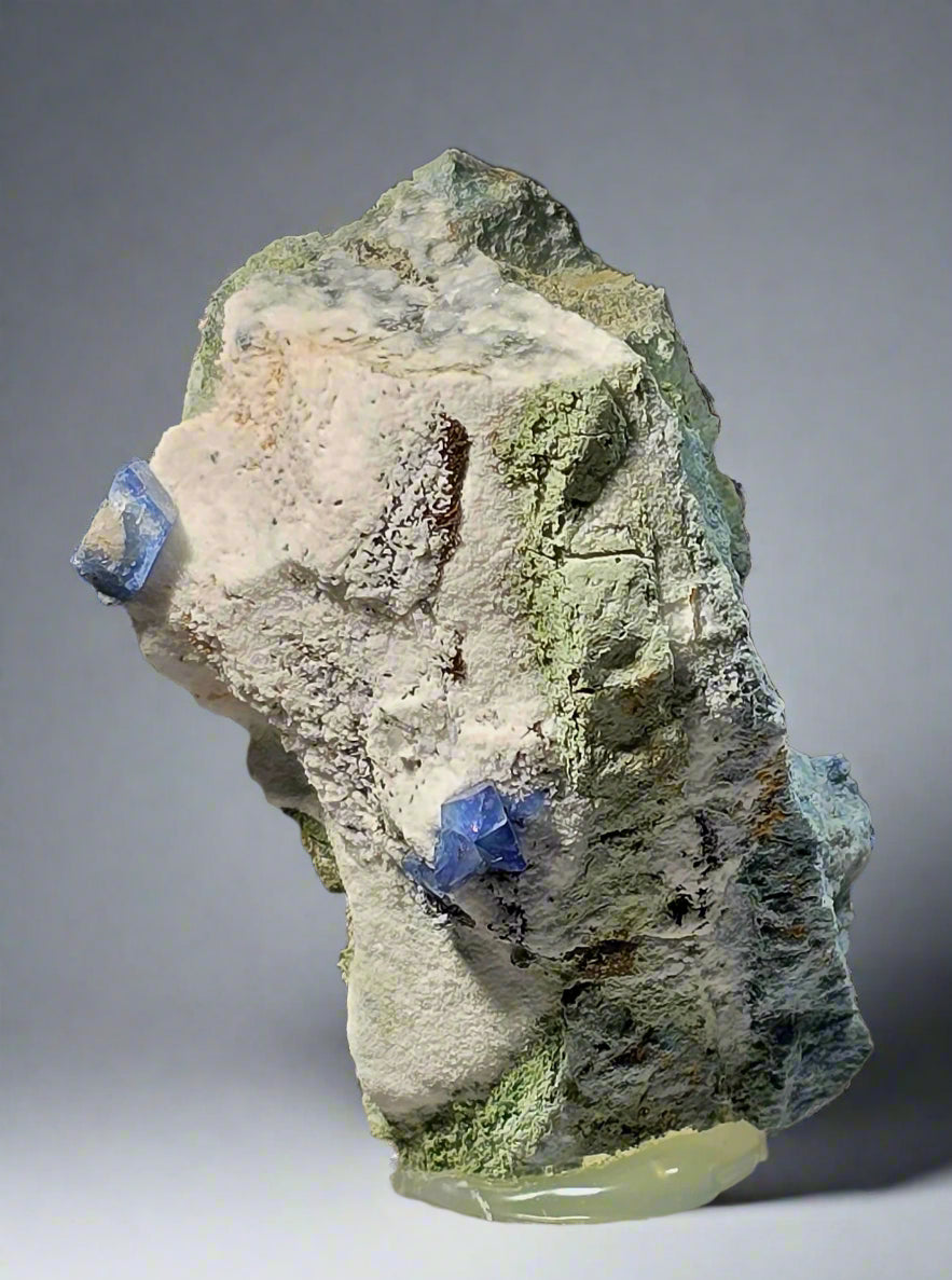 BENITOITE, NEPTUNITE, JOAQUINITE, JONESITE (?) ON NATROLITE with SERPENTINE