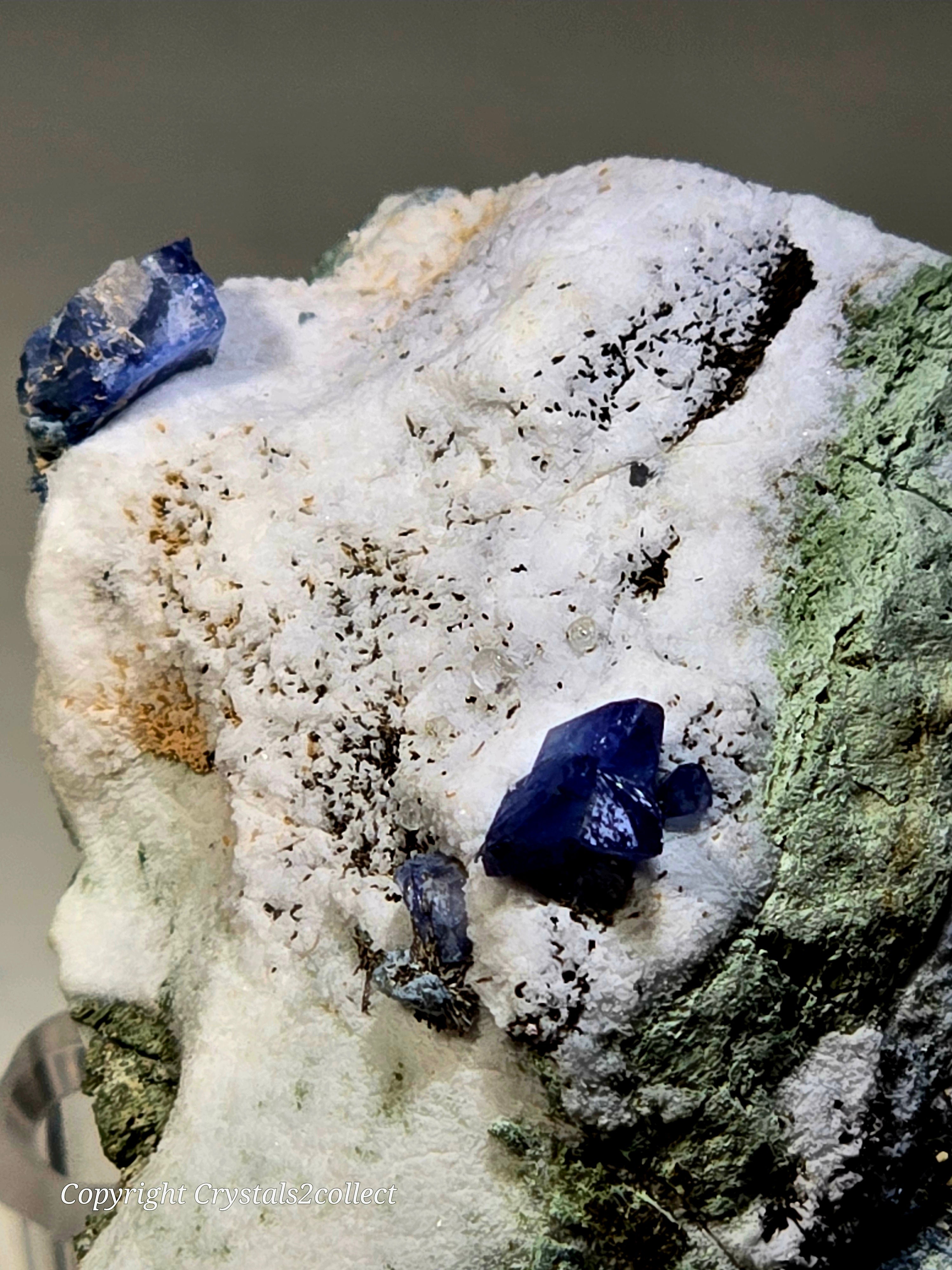 BENITOITE, NEPTUNITE, JOAQUINITE, JONESITE (?) ON NATROLITE with SERPENTINE