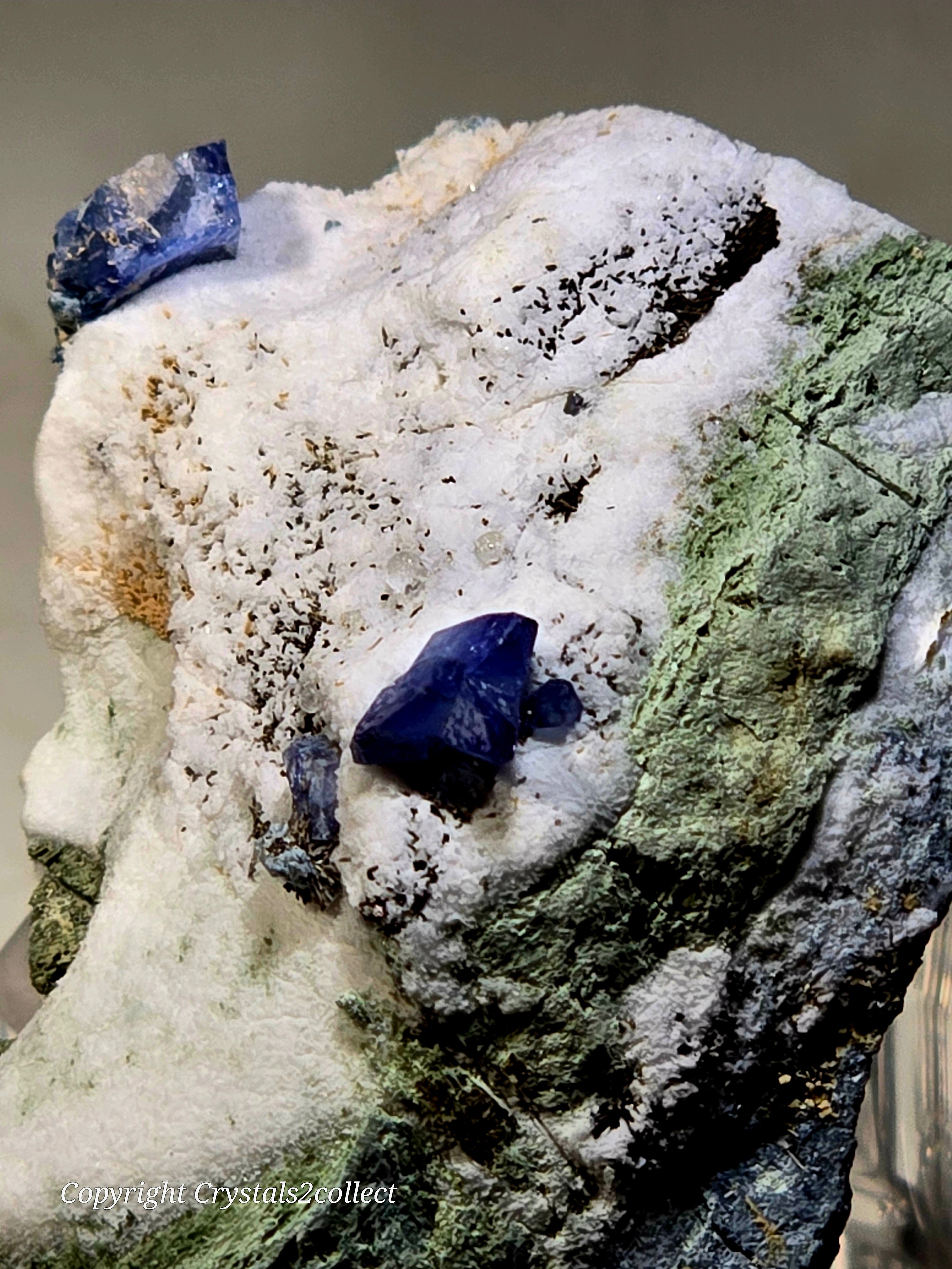 BENITOITE, NEPTUNITE, JOAQUINITE, JONESITE (?) ON NATROLITE with SERPENTINE