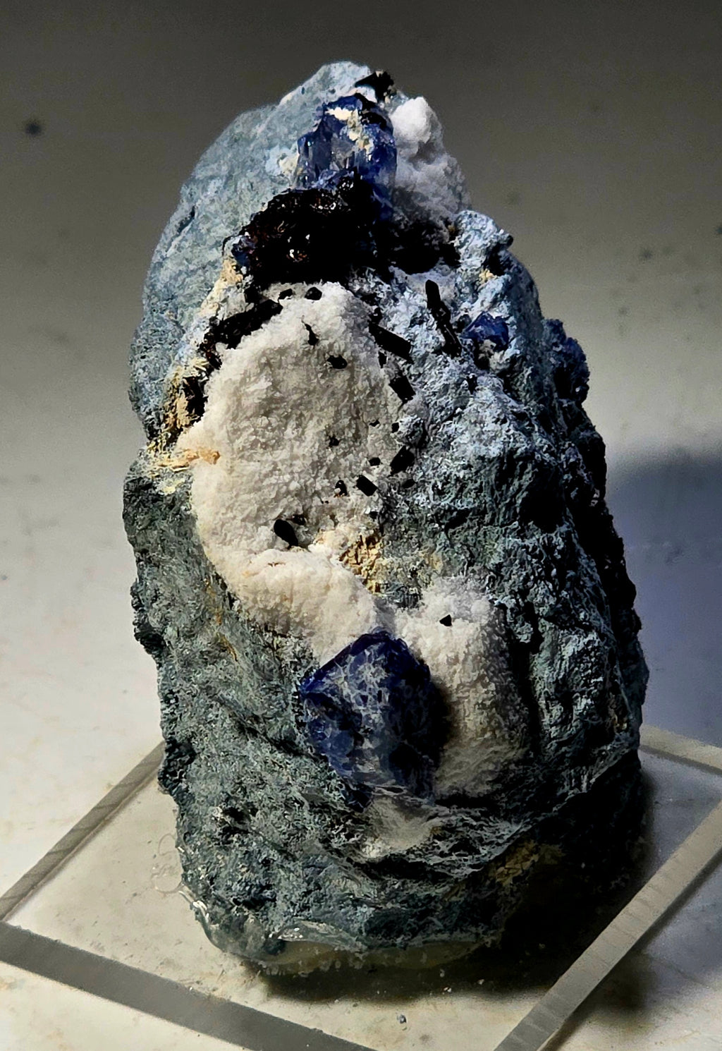 BENITOITE with NEPTUNITE, JOAQUINTE on NATROLITE and SERPENTINE