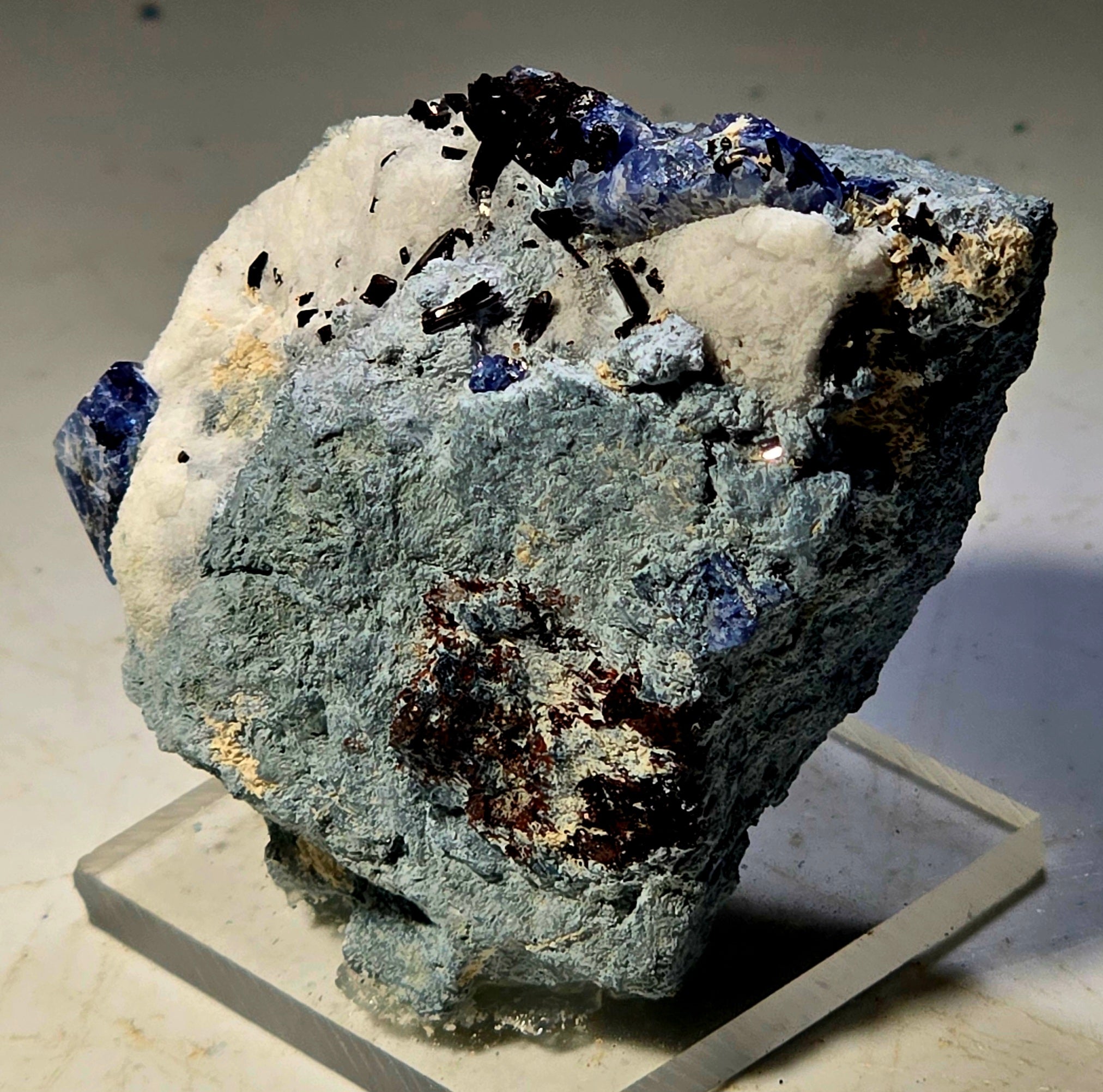BENITOITE with NEPTUNITE, JOAQUINTE on NATROLITE and SERPENTINE