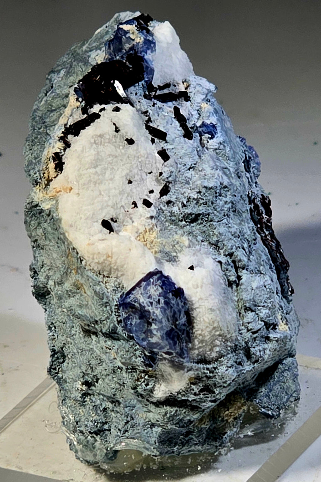 BENITOITE with NEPTUNITE, JOAQUINTE on NATROLITE and SERPENTINE