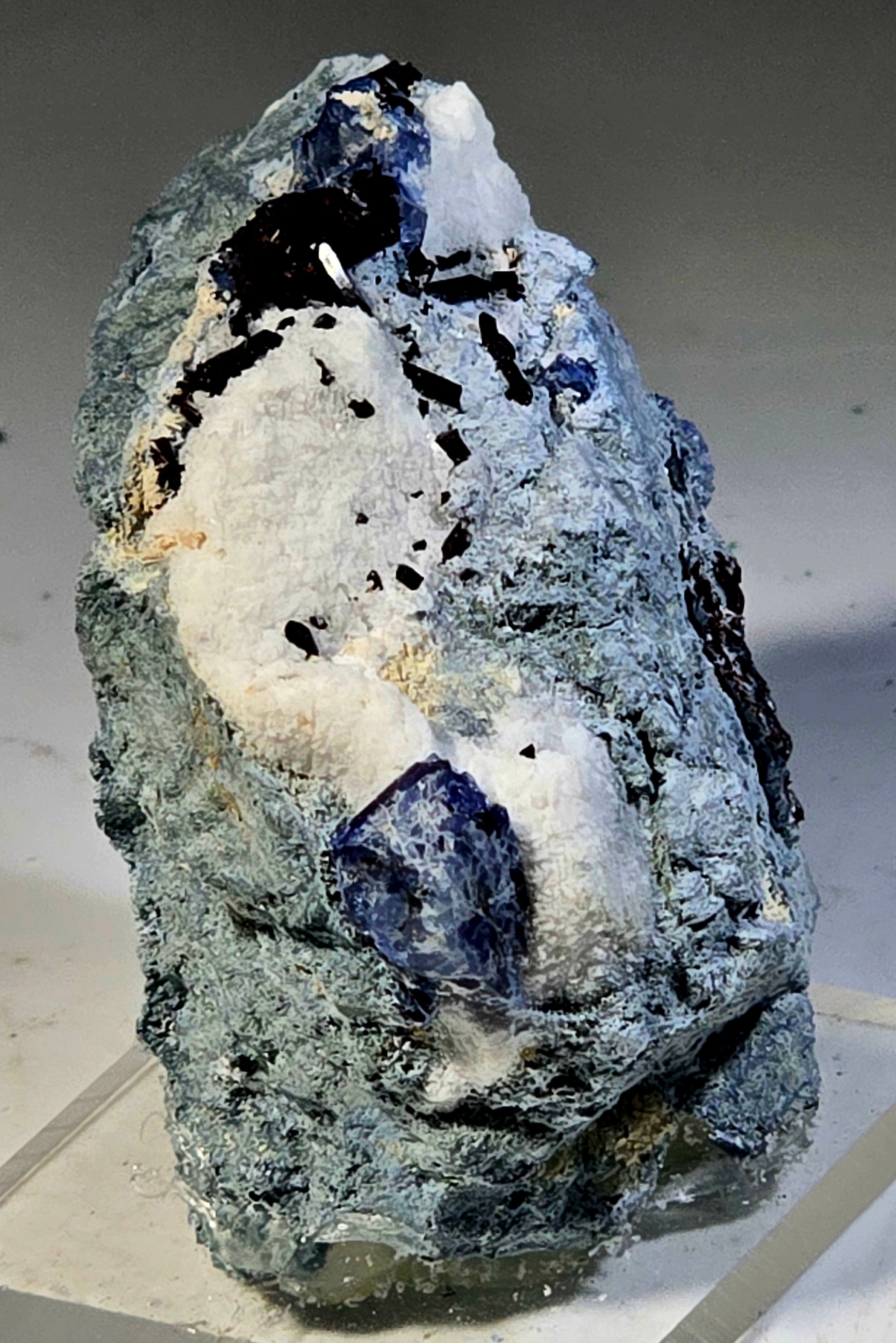 BENITOITE with NEPTUNITE, JOAQUINTE on NATROLITE and SERPENTINE