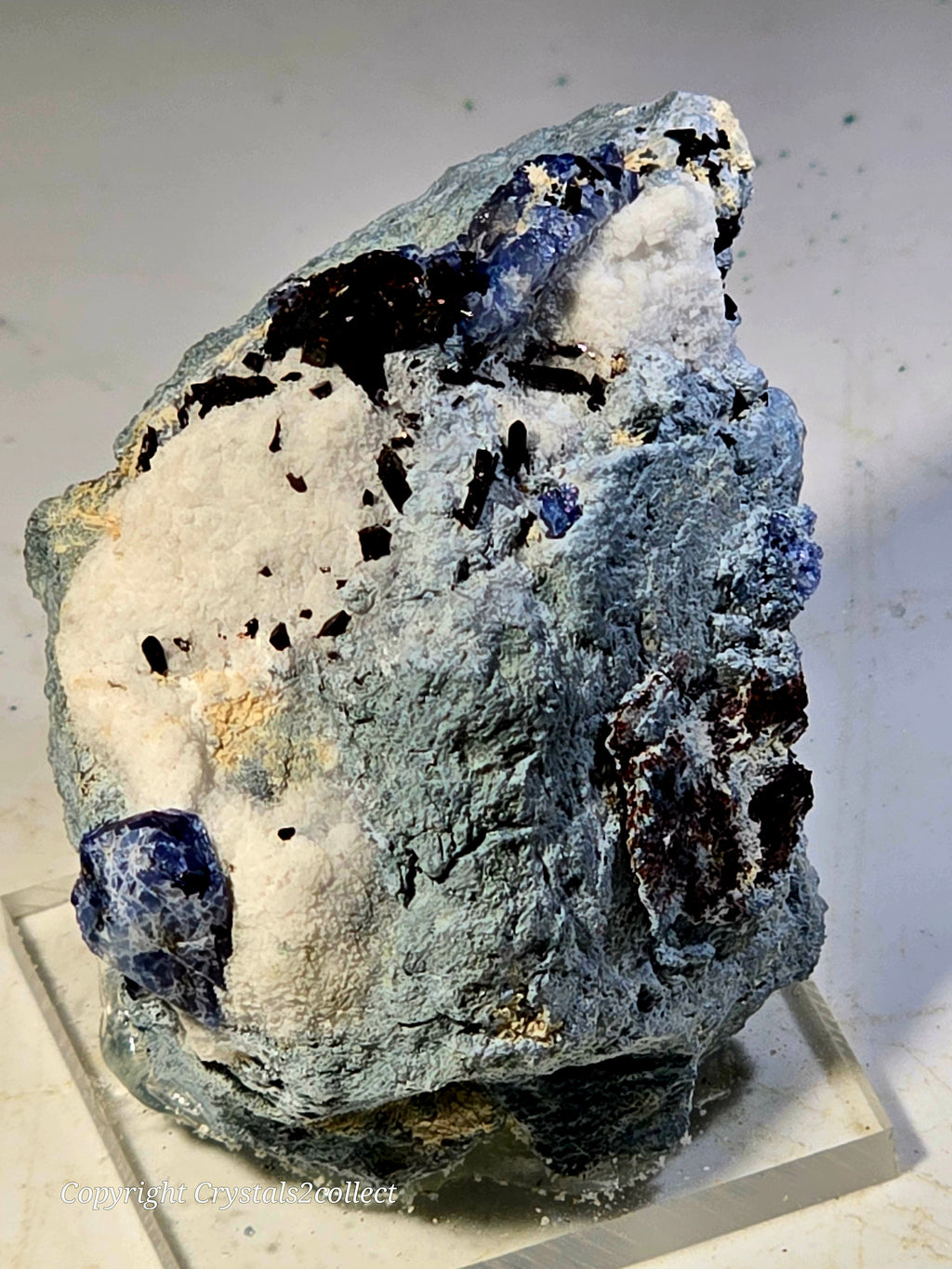 BENITOITE with NEPTUNITE, JOAQUINTE on NATROLITE and SERPENTINE