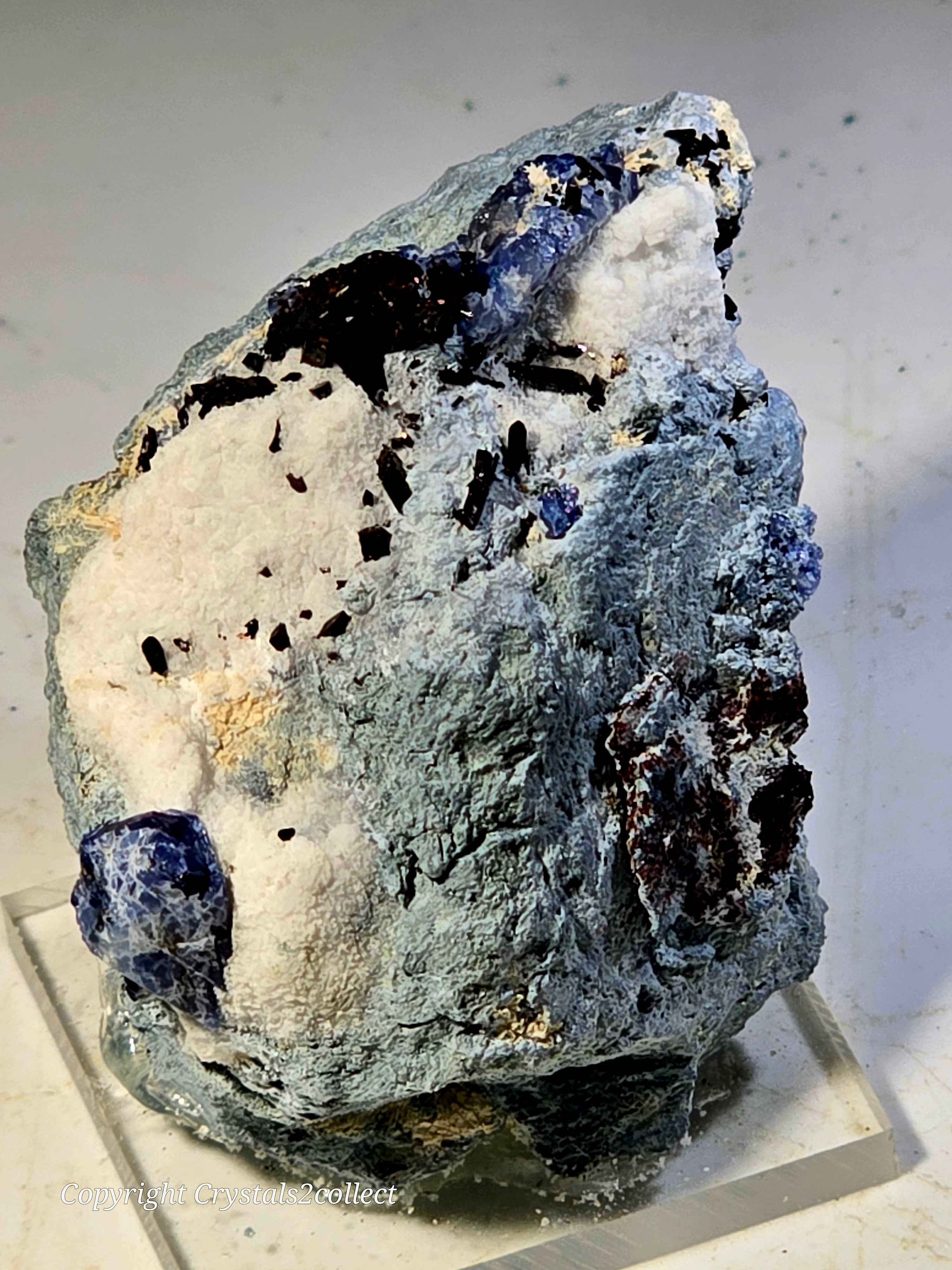 BENITOITE with NEPTUNITE, JOAQUINTE on NATROLITE and SERPENTINE