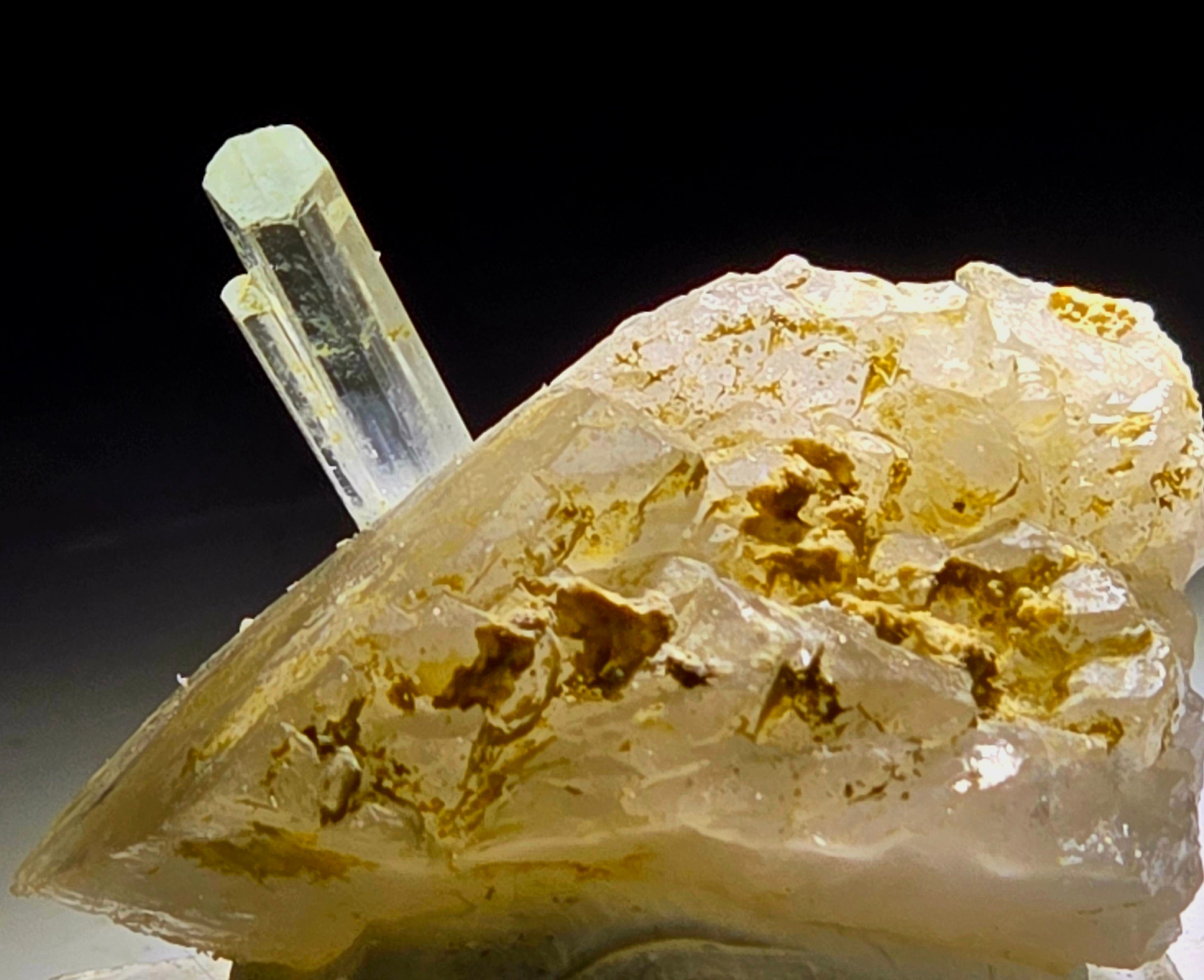 AQUAMARINE (BERYL) ON QUARTZ (miniature)