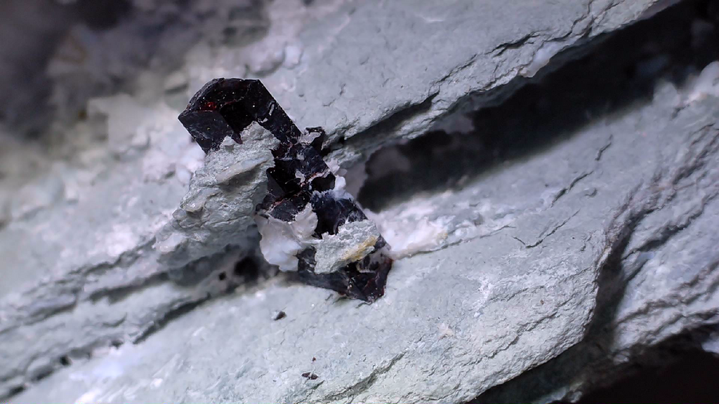NEPTUNITE, JOAQUINITE, JONESITE (?) ON NATROLITE with SERPENTINE (small cabinet)