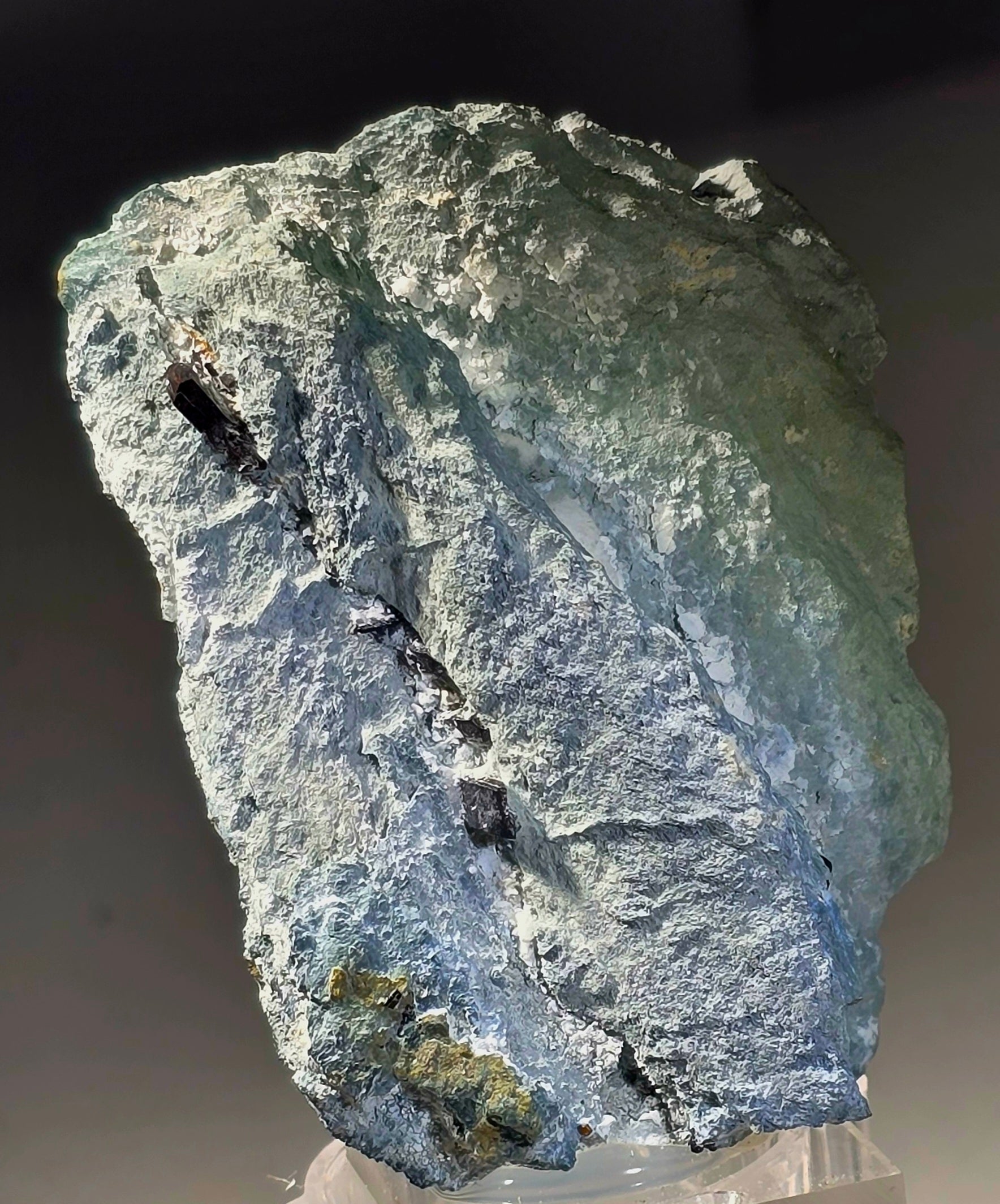 NEPTUNITE, JOAQUINITE, JONESITE (?) ON NATROLITE with SERPENTINE (small cabinet)