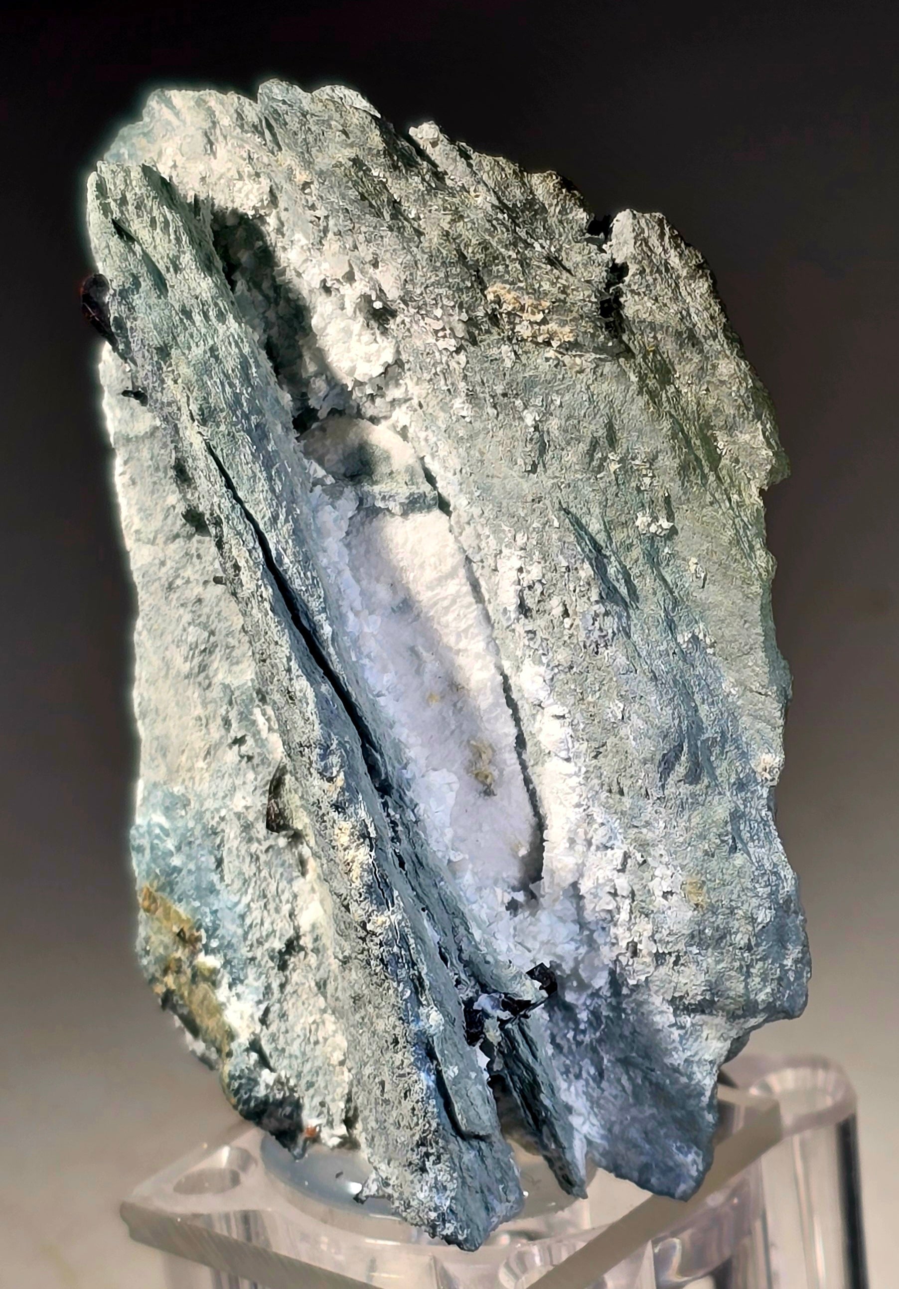 NEPTUNITE, JOAQUINITE, JONESITE (?) ON NATROLITE with SERPENTINE (small cabinet)