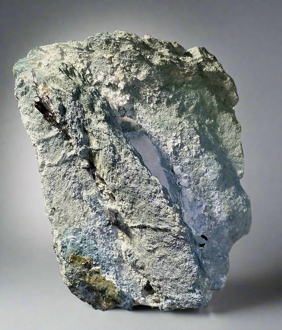 NEPTUNITE, JOAQUINITE, JONESITE (?) ON NATROLITE with SERPENTINE (small cabinet)