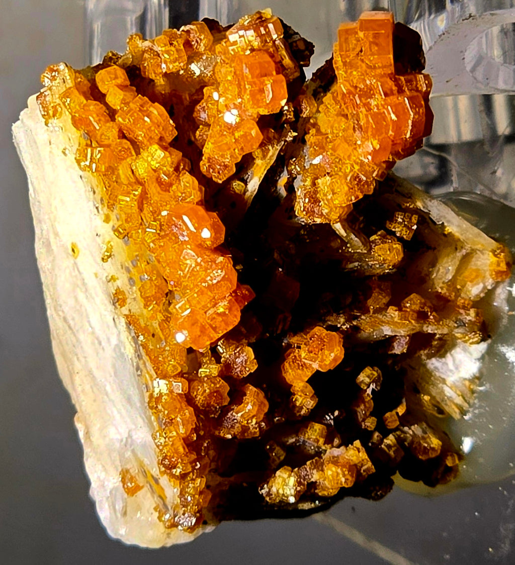 VANADINITE on BARYTE
