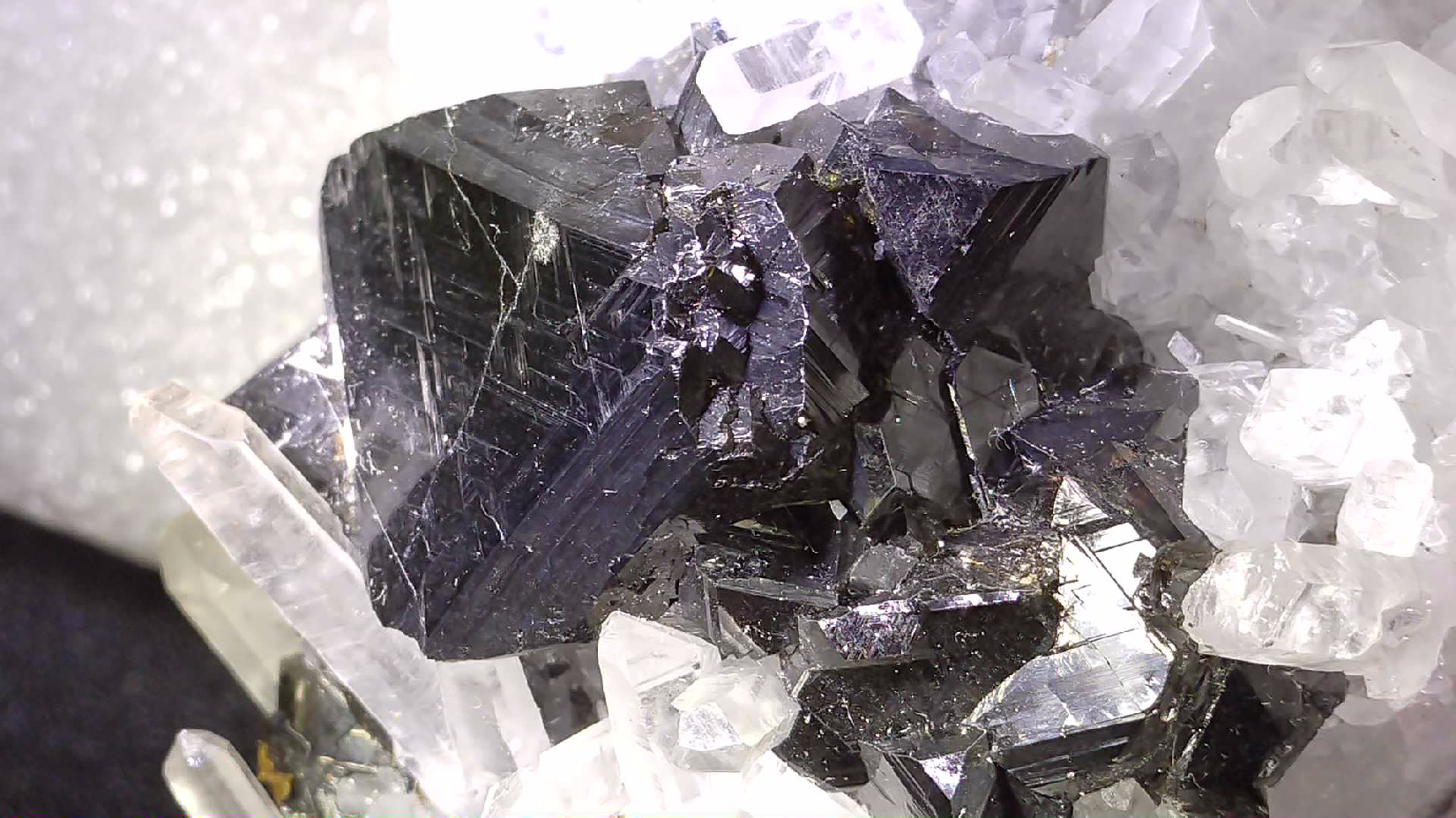 SPHALERITE, CHALCOPYRITE, QUARTZ, MANGANOCALCITE. SAN JOSÉ DE HUAYLLAY DISTR. CERRO DE PASCO PROV, PÉROU (petite armoire)