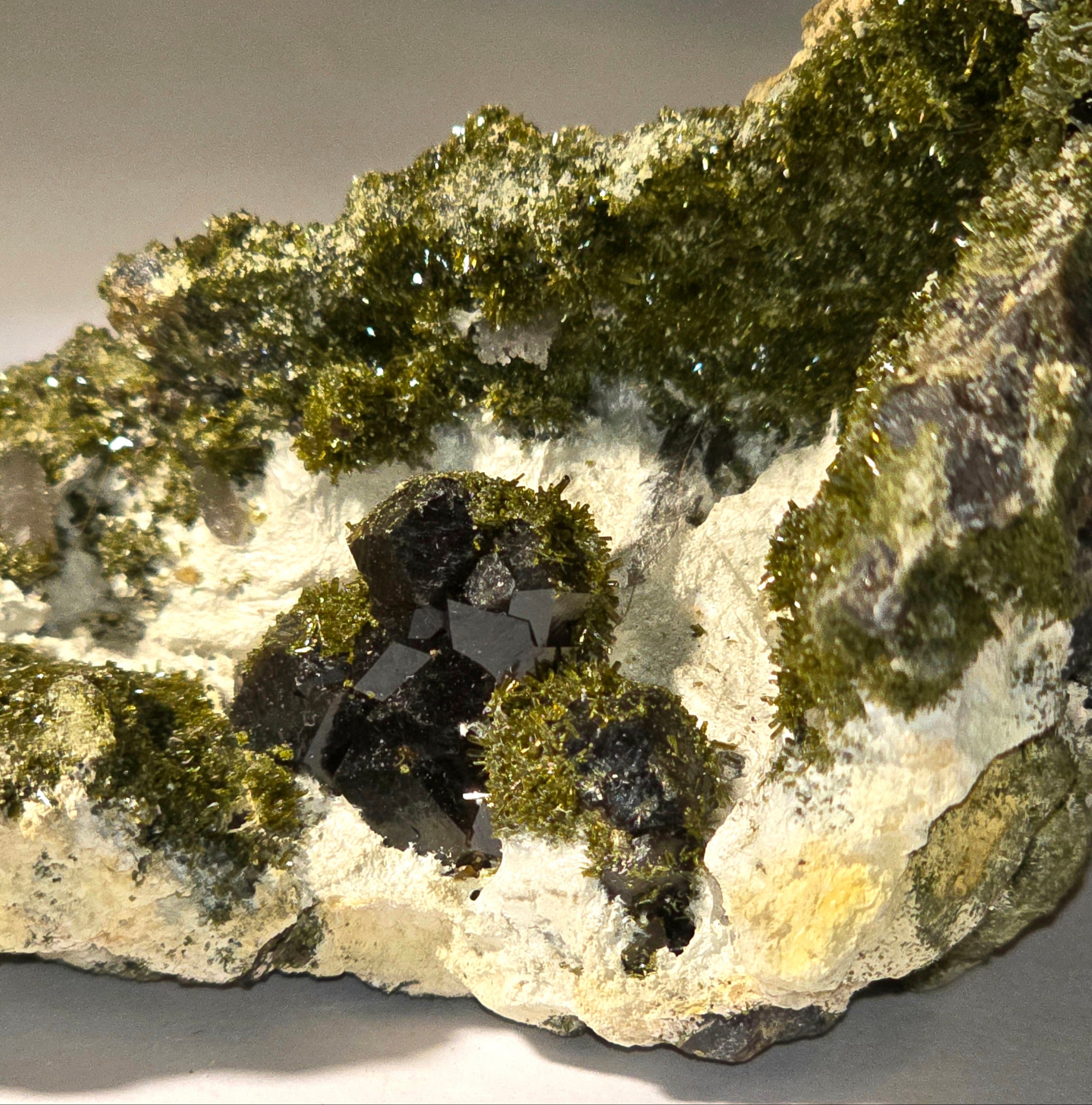 ANDRADITE (small cabinet), var DEMANTOID