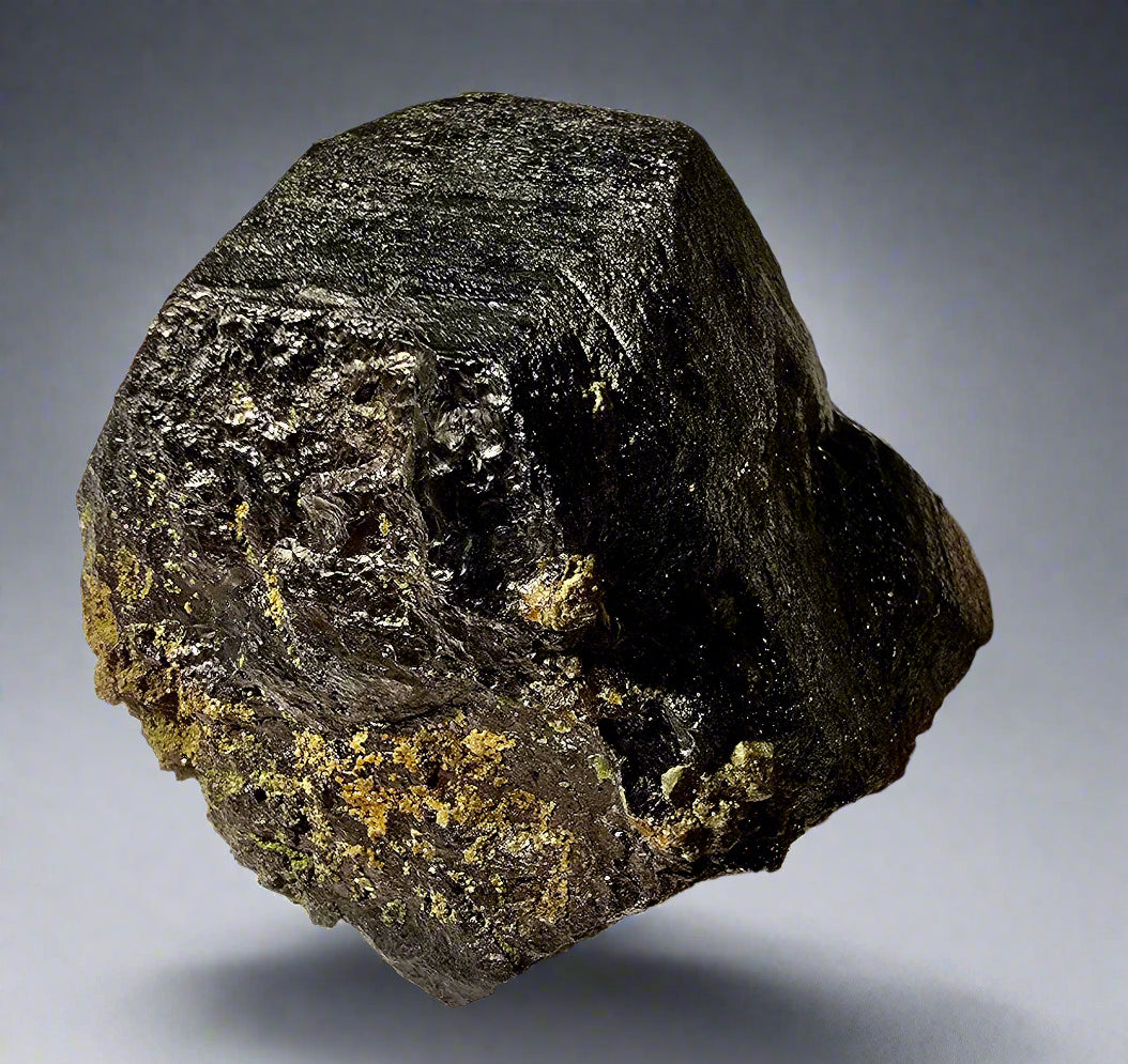 MAGNETITE (single crystal) WITH SOME ANDRADITE