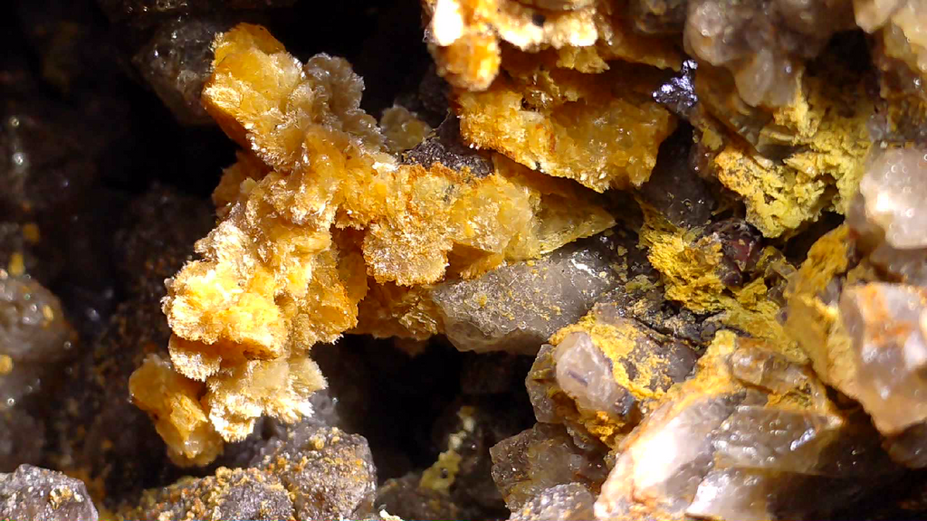 STOLZITE ON QUARTZ (small cabinet), KARA MINE, HAMPSHIRE, TASMANIA (ONLY SPECIMEN KNOWN)