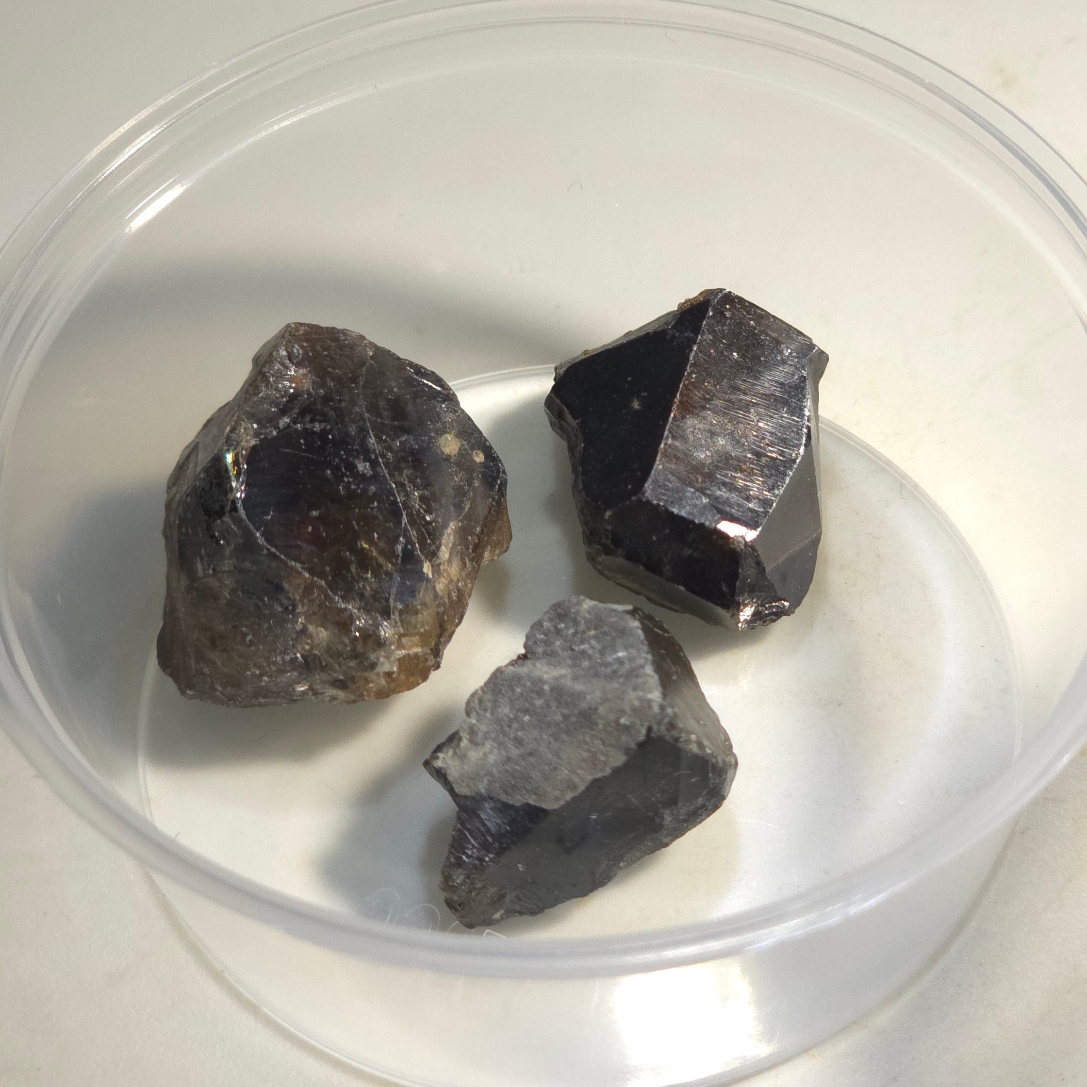 Cristaux de cassitérite à collectionner ou à tailler (lot de 3 cristaux), mine de Kara, Tasmanie