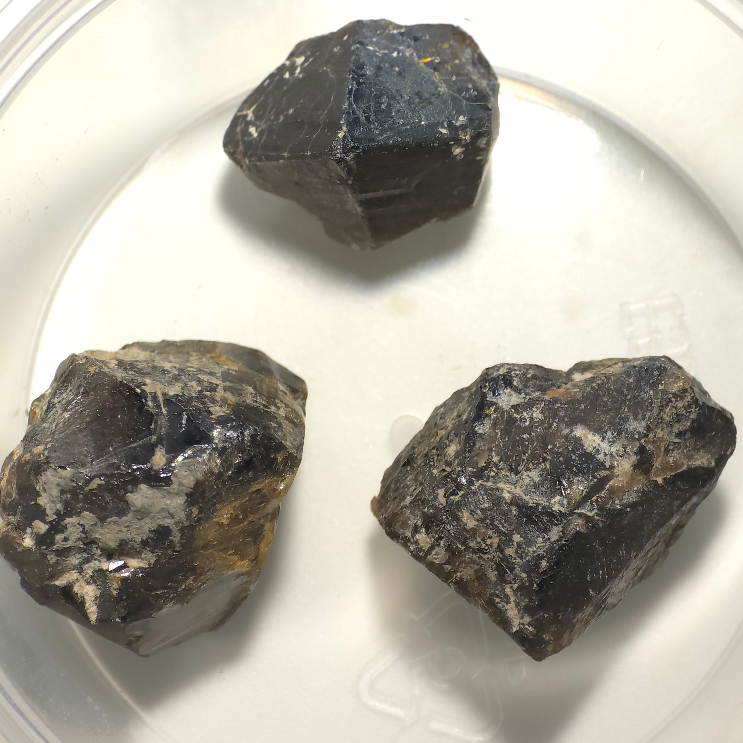 Cristaux de cassitérite à collectionner ou à tailler (lot de 3 cristaux), mine de Kara, Tasmanie