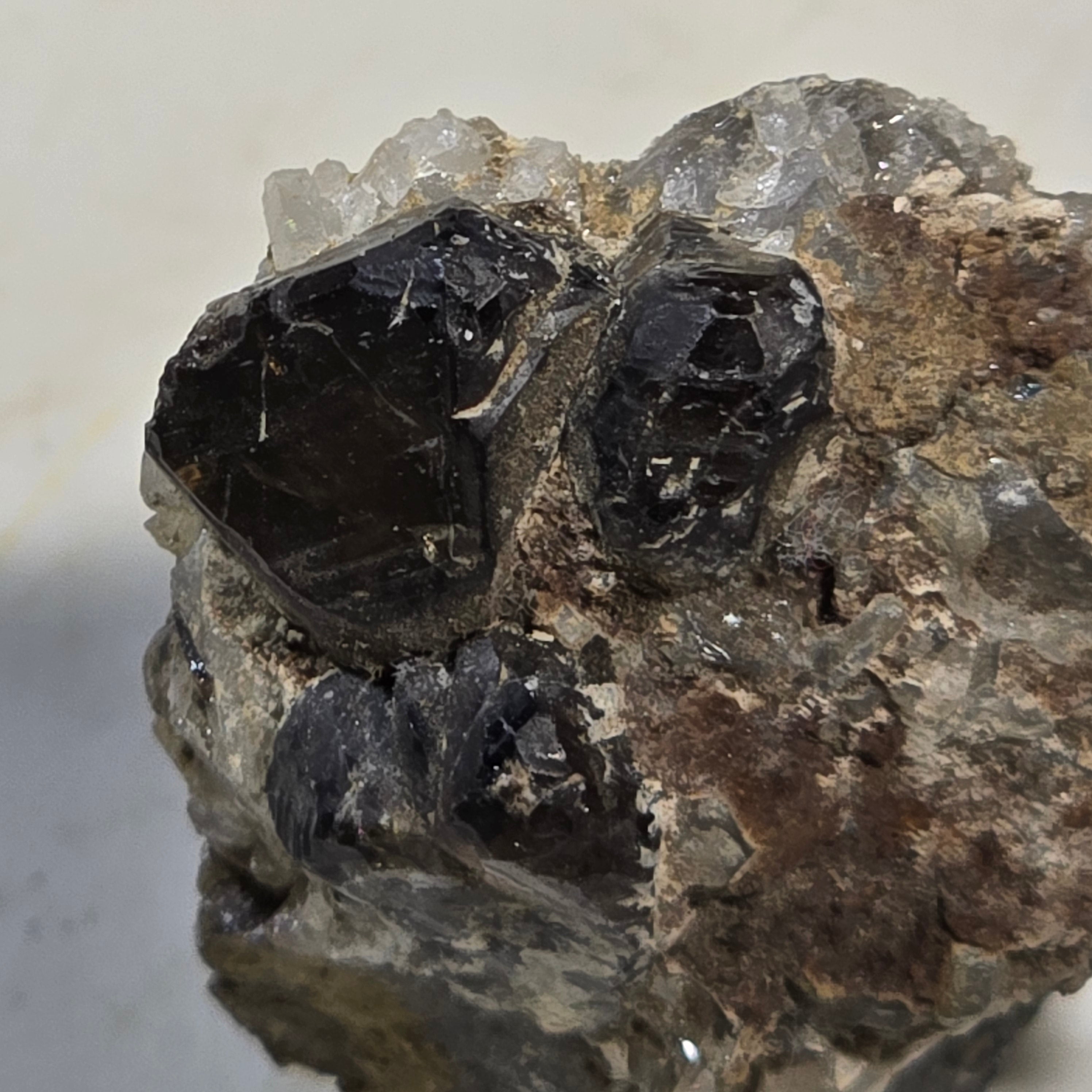 Cristaux de cassitérite à collectionner (sur matrice, mine de Kara, Tasmanie)